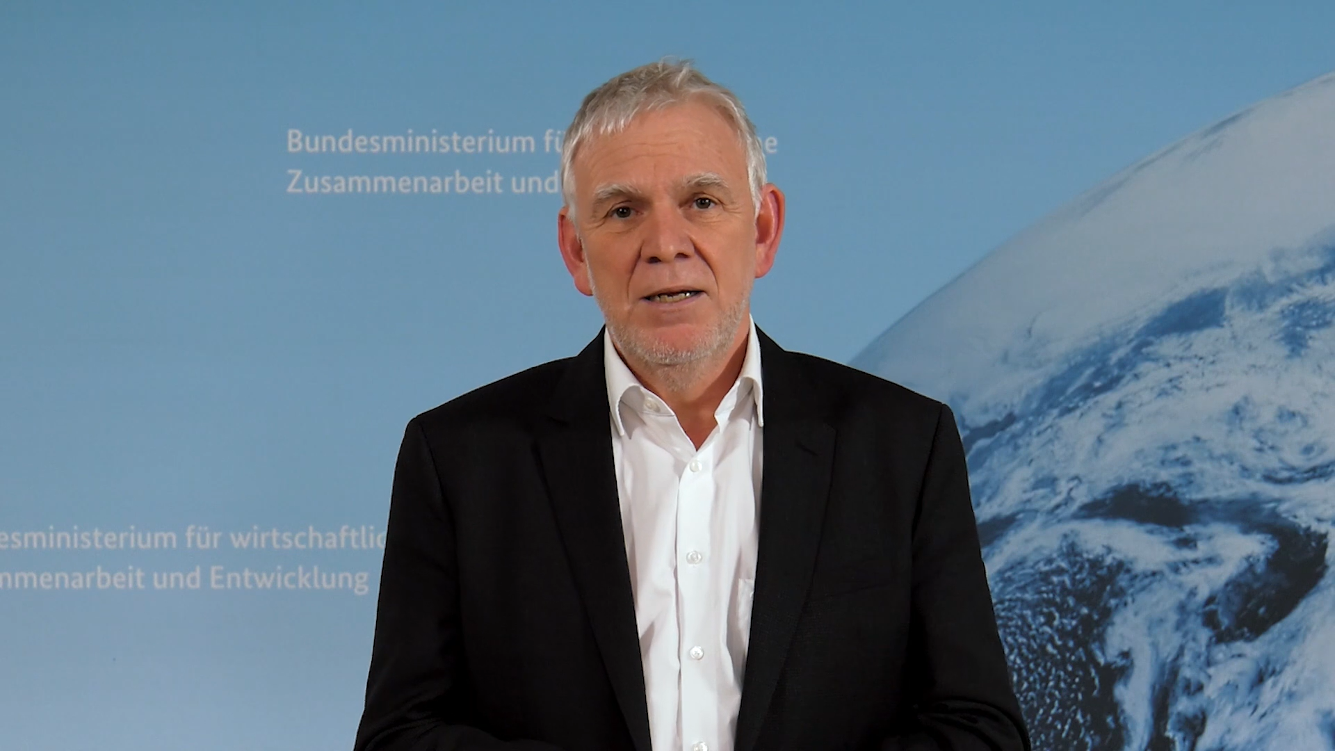 Standbild aus dem Video "4 Fragen an Staats­sekre­tär Jochen Flasbarth"