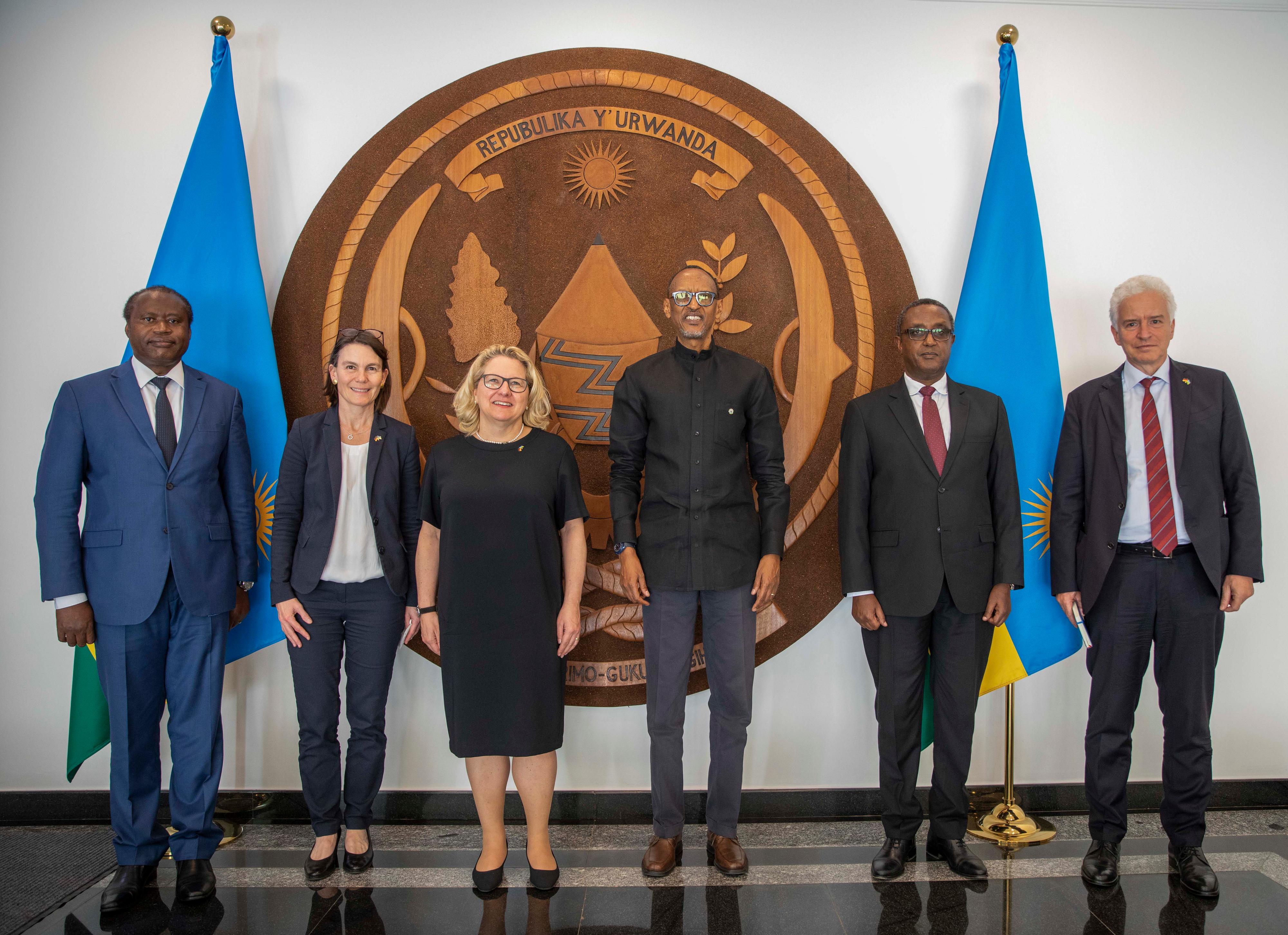 von links nach rechts: Ruandas Finanz­minister Dr. Uzziel Ndagijimana, Birgit Prickel, Abteilungs­leiterin im BMZ, Bundes­ent­wick­lungs­ministerin Svenja Schulze, Ruandas Präsident Paul Kagame, Ruandas Außen­minister Vincent Biruta und Dr. Thomas Kurz, Deutscher Bot­schafter in Ruanda