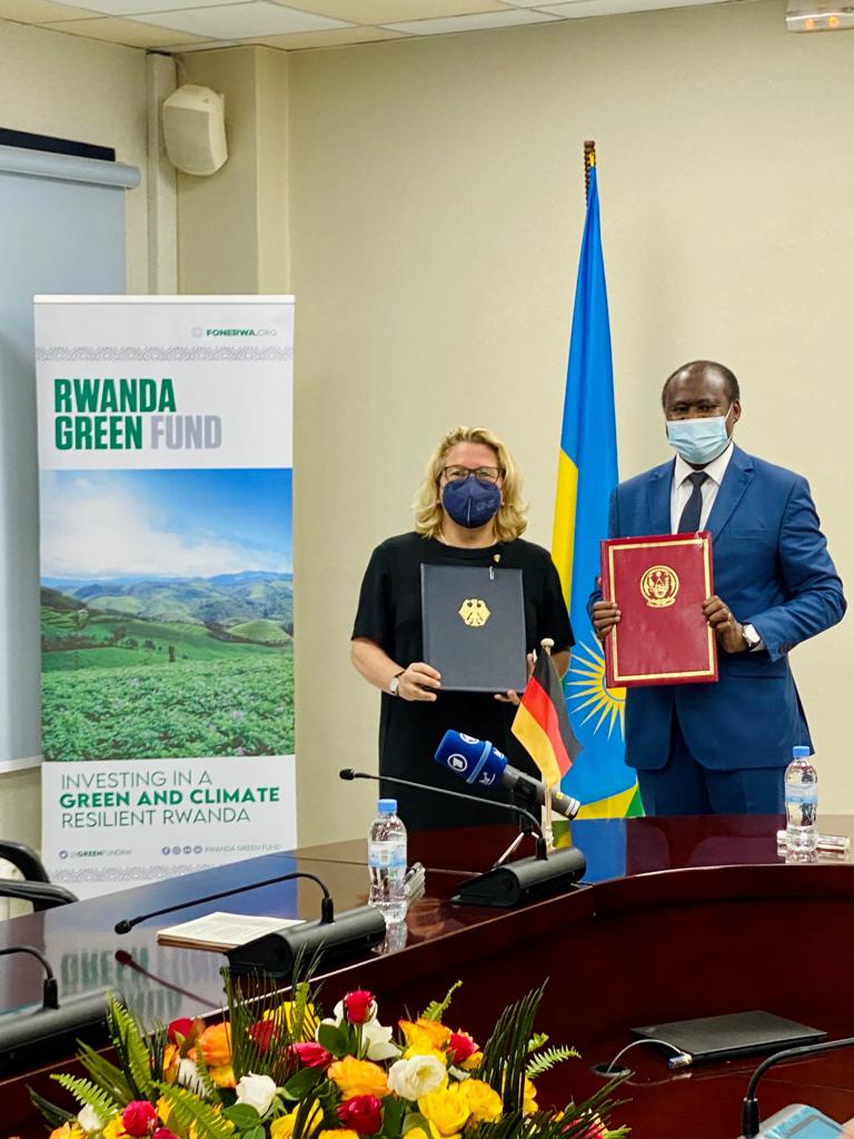 Bundesentwicklungsministerin Svenja Schulze und Dr. Uzziel Ndagi­​​​​​​​jimana, ruandischer Minister für Fi­nanzen und Wirt­schafts­planung, nach der Unterzeichnung der Ruandisch-Deutschen Klima- und Entwicklungspartnerschaft am 1. März 2022 in Kigali 
