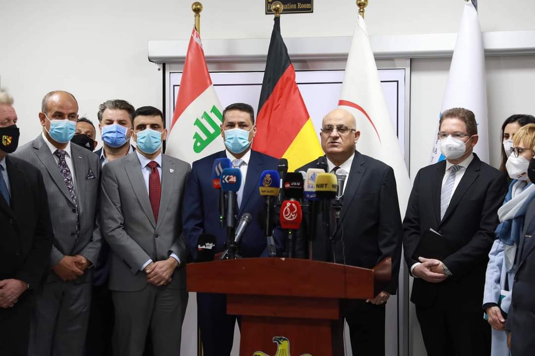 Eröffnung des Covid-19 Emergency Hospital Al-Karkh in Bagdad, dessen Bau im Rahmen des Co­rona-Sofort­pro­gramms der Bundes­regie­rung finanziert wurde: Dr. Bara, Direktor des Krankenhauses, Dr. Hani Musa Badr, irakischer Gesundheitsminister, Dr. Al-Ani, Präsident des ira­kischen Wieder­auf­bau­fonds ReFAATO und Dr. Peter Felten, Geschäfts­träger der Deutschen Bot­schaft