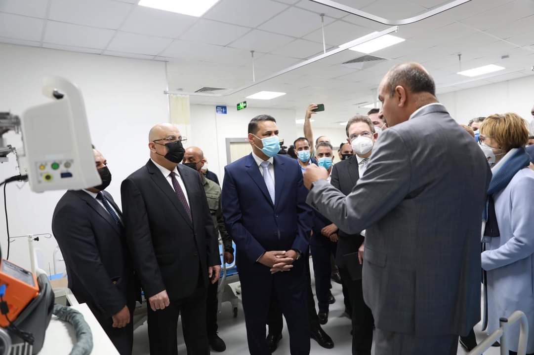 Eröffnung des Covid-19 Emergency Hospital Al-Karkh in Bagdad, dessen Bau im Rahmen des Co­rona-Sofort­pro­gramms der Bundes­regie­rung finanziert wurde: Dr. Al-Ani, Präsident des irakischen Wiederaufbaufonds ReFAATO, Dr. Hani Musa Badr, irakischer Gesundheitsminister, Dr. Peter Felten, Geschäfts­träger der Deutschen Bot­schaft und Dr. Bara, Direktor des Krankenhauses (von links)