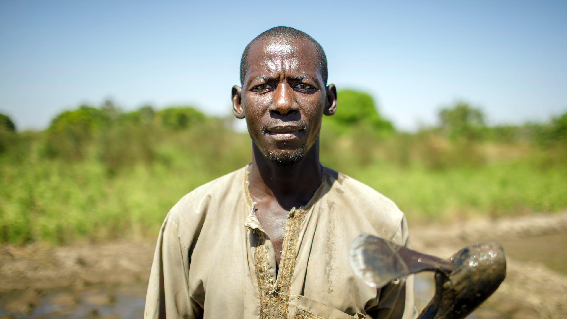 Ein nigerianischer Reisbauer auf seinem Feld