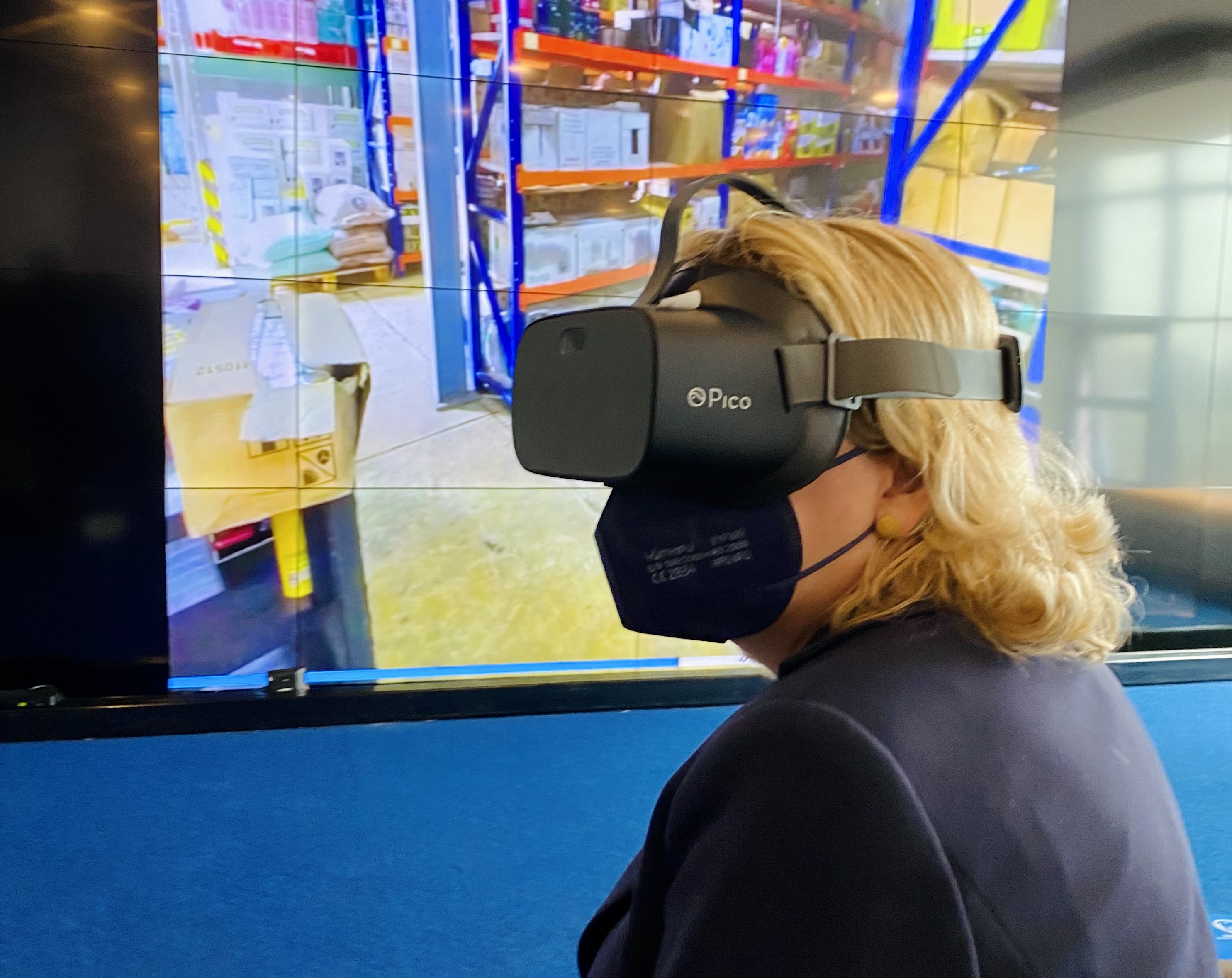 Entwicklungsministerin Svenja Schulze mit einer VR-Brille im Digilab Kigali