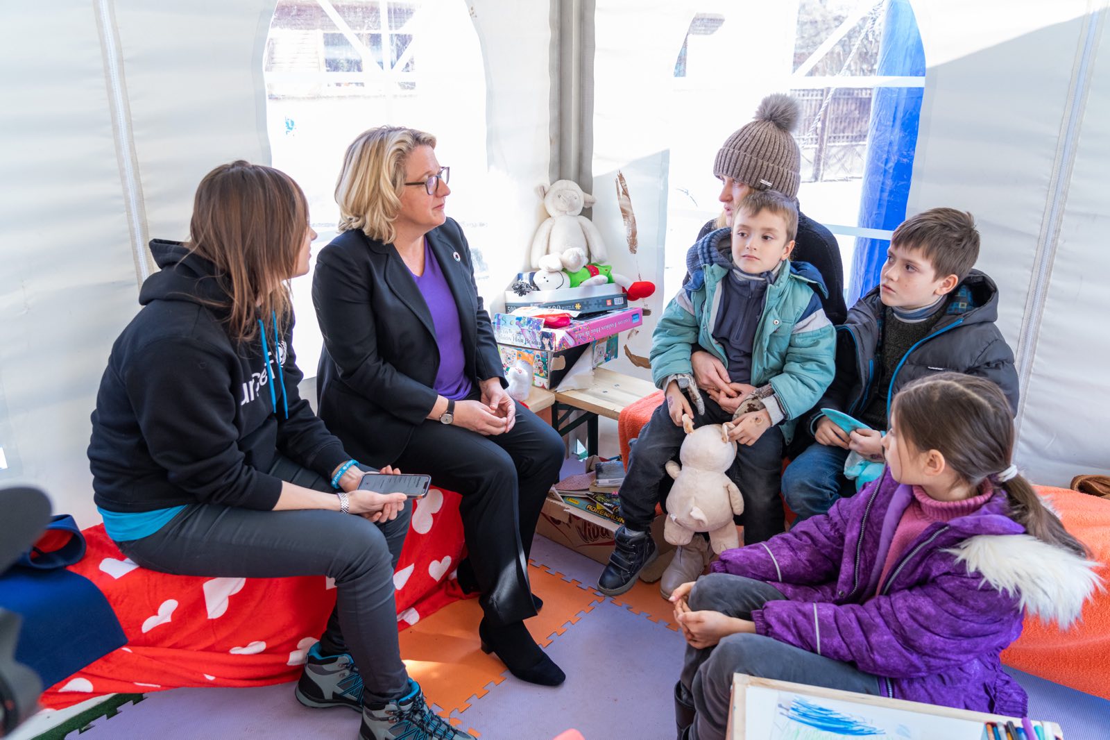 Entwicklungsministerin Svenja Schulze am rumänisch-ukrainischen Grenzübergang Sighet am 14. März 2022. Sie besuchte dort einen Blue Dot Hub, eine Anlaufstelle von UNICEF für Frauen und Kinder, die vor dem Krieg in der Ukraine geflohen sind.