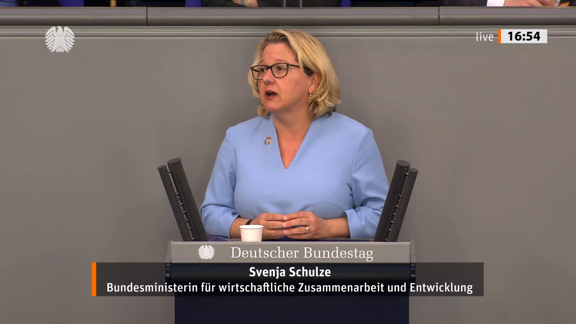 Bundesministerin Svenja Schulze spricht in der Aktuellen Stunde des Bundestages zum Krieg in der Ukraine am 16. März 2022.