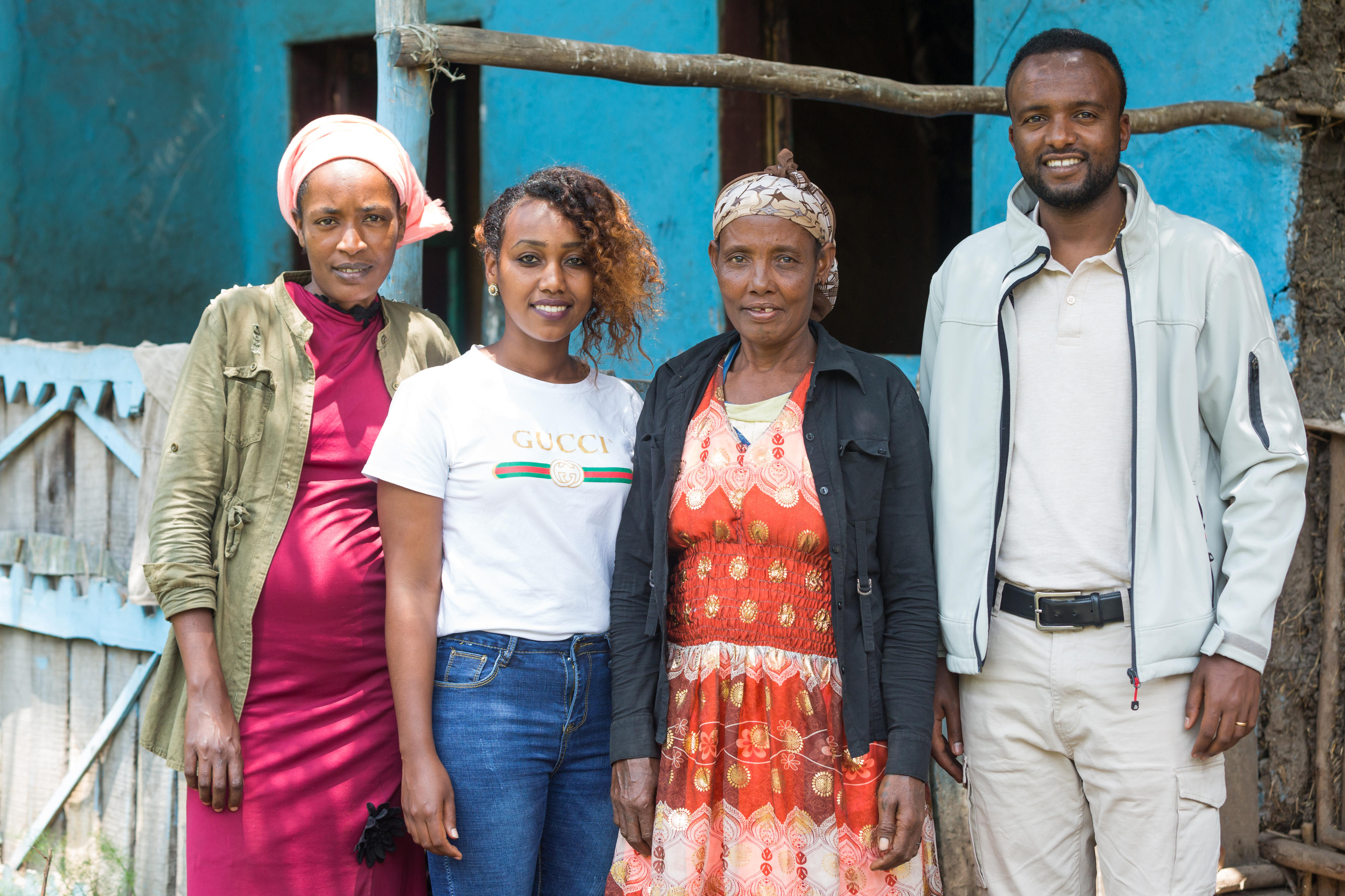 Tsehaynesh Dessie Hassen (dritte von links) mit Dr. Gizaw Muluken von der Universitätsklinik in Addis Abeba und den beiden Gesundheitsfachkräften Etalem Sebsibe und Halima Redine (erste und zweite von links)