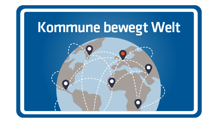 Logo mit der Beschriftung "Kommune bewegt Welt". Auf der Grafik einer Erdkugel unterhalb des Schriftzugs sind einzelne Orte markiert und durch gestrichelte Linien miteinander verbunden. Die Markierung eines in Deutschland liegenden Orts ist durch rote Farbe hervorgehoben.