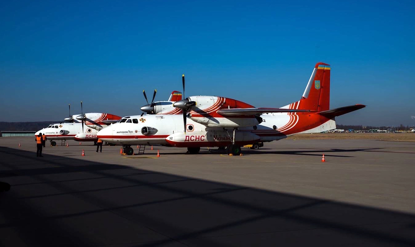 A landing strip on which two red-and-white transport aircraft from the Ukrainian civil protection services are standing. They are double propeller planes with writing in Ukrainian. The aircraft have been used to bring donations from Baden-Württemberg into Ukraine, with the help of GIZ.
