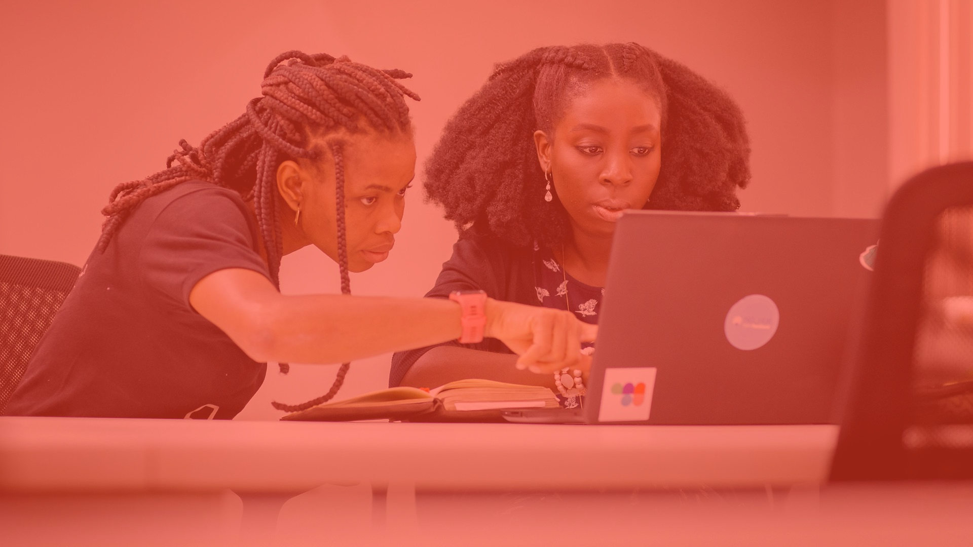 Zwei Frauen im Co-Creation Hub in Lagos, Nigeria