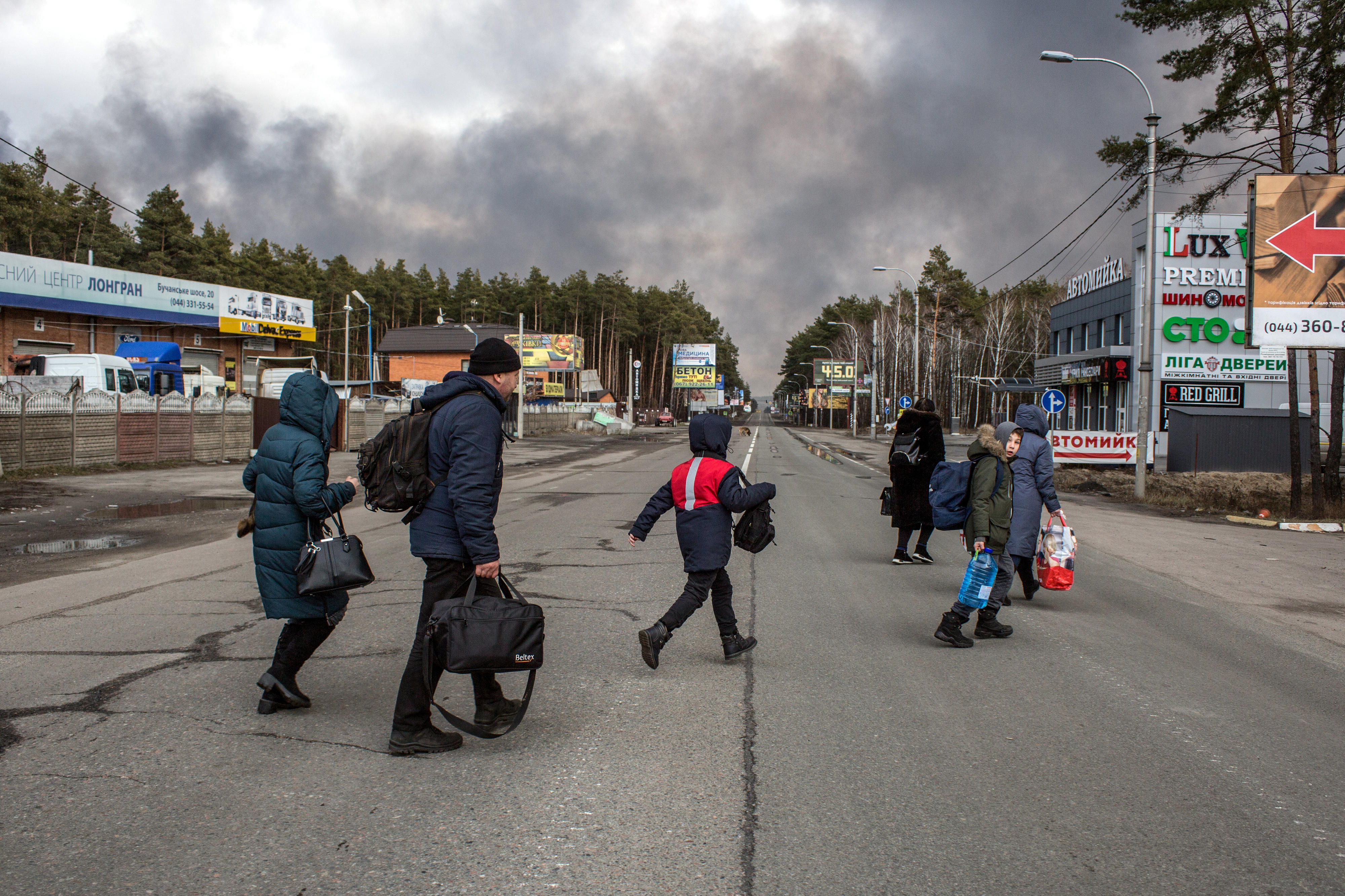 Vor Gewalt fliehende Menschen in Bucha, Kyiv Oblast, Ukraine, 4. März 2022