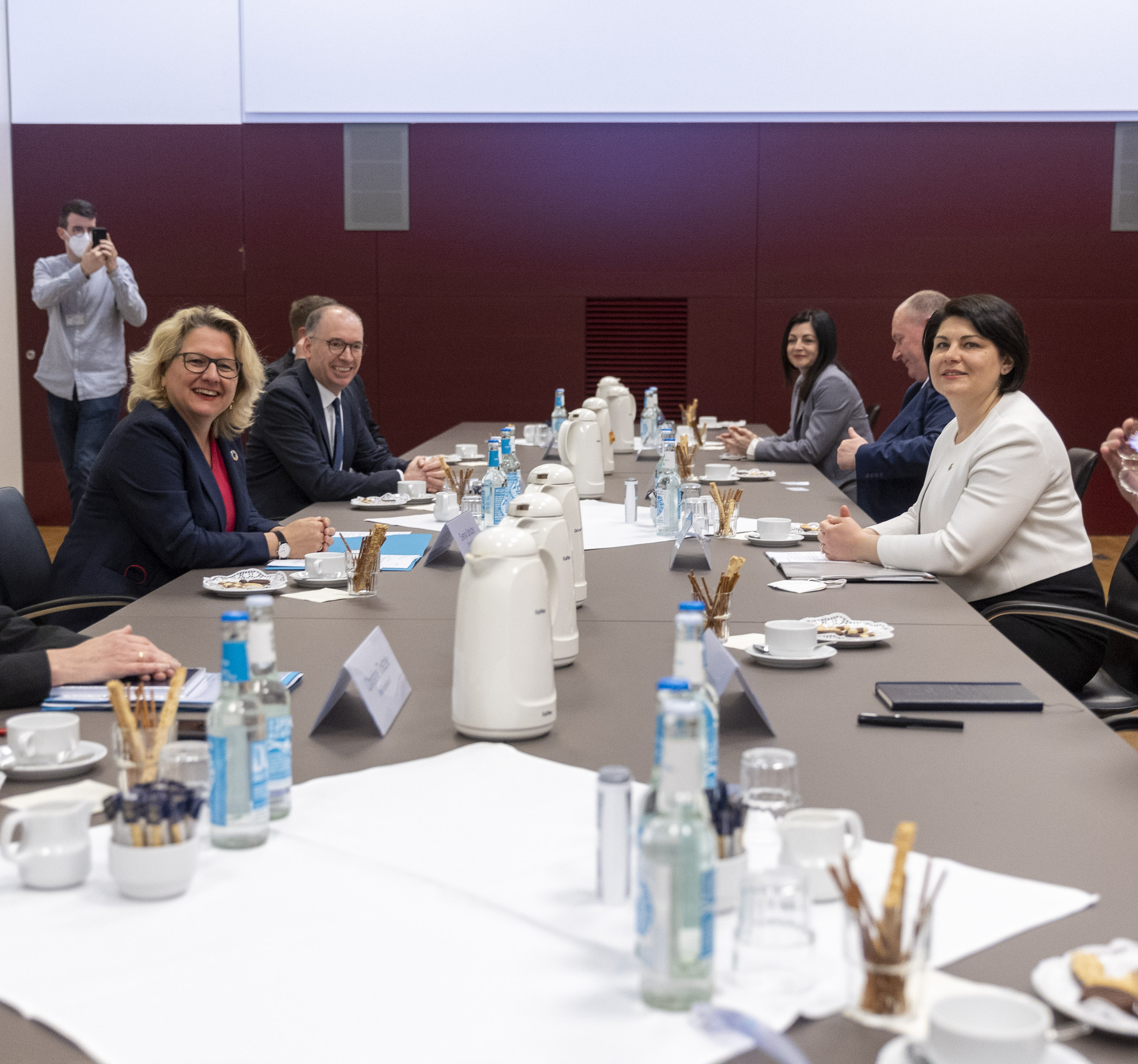 Bundesentwicklungsministerin Svenja Schulze (links) und der Parlamentarische Staatssekretär Niels Annen (Zweiter von links) beim Treffen mit der Pre­mier­minis­terin der Republik Moldau Natalia Gavriliţa (rechts)