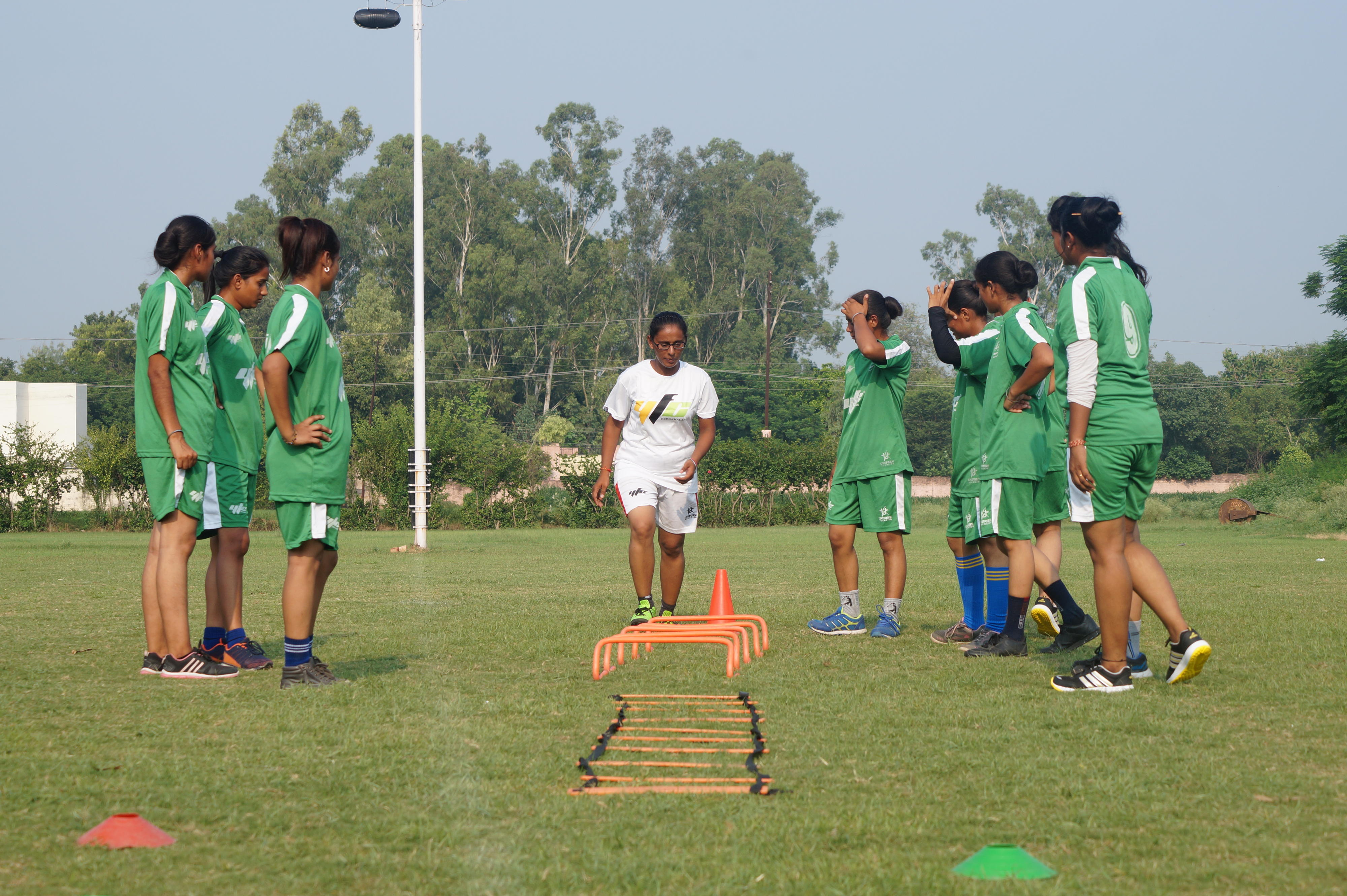 Durch Sport bauen Kinder und Jugendliche in den Baumwoll-Anbauregionen in Indien soziale Beziehungen auf und werden für den Schutz der Umwelt sensibilisiert.