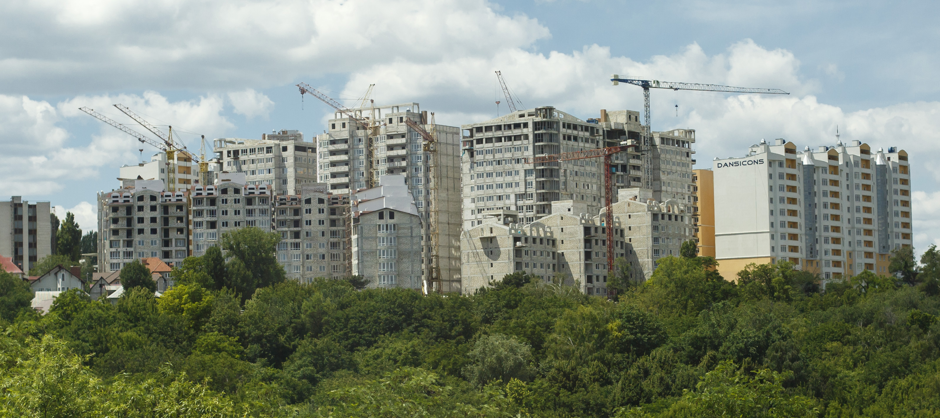 Am Stadtrand von Chisinau werden Häuser gebaut.