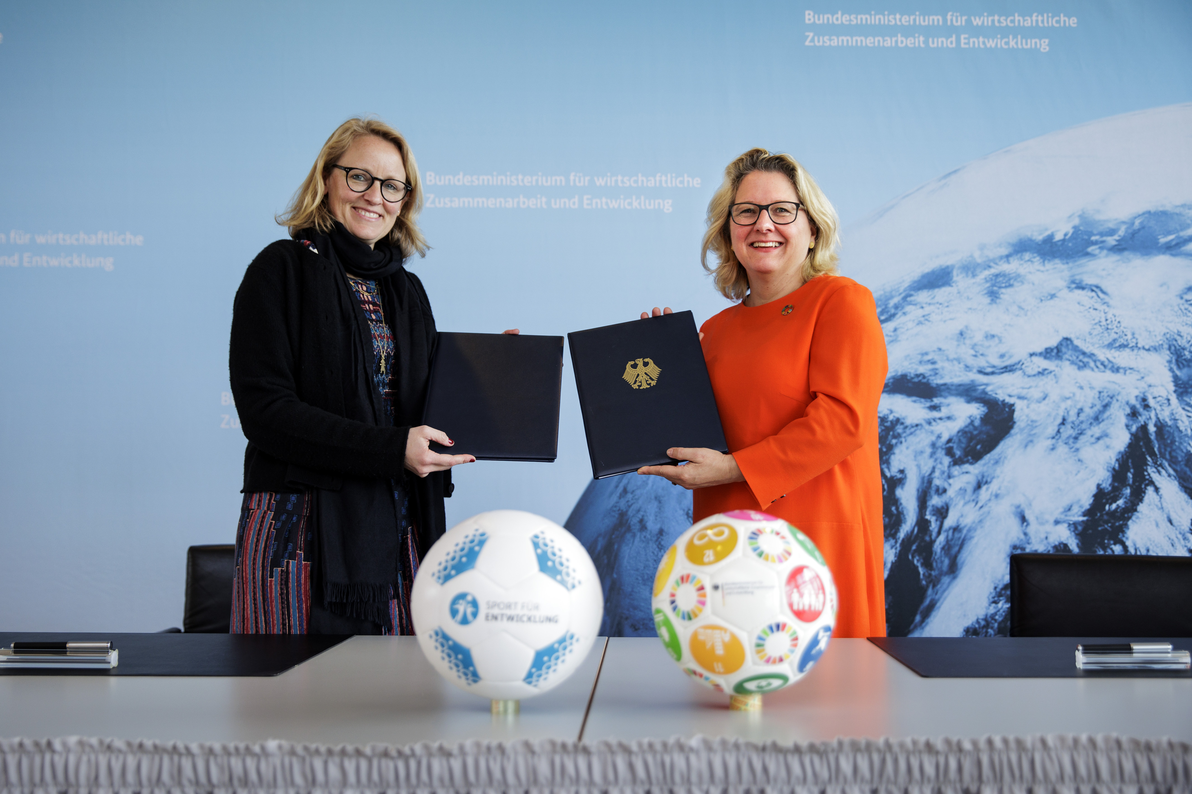 Entwicklungsministerin Svenja Schulze und Donata Hopfen, Vorsitzende der Geschäftsführung der DFL Deutsche Fußball Liga, nach der Unterzeichnung einer Partnerschaftserklärung am 8. April 2022