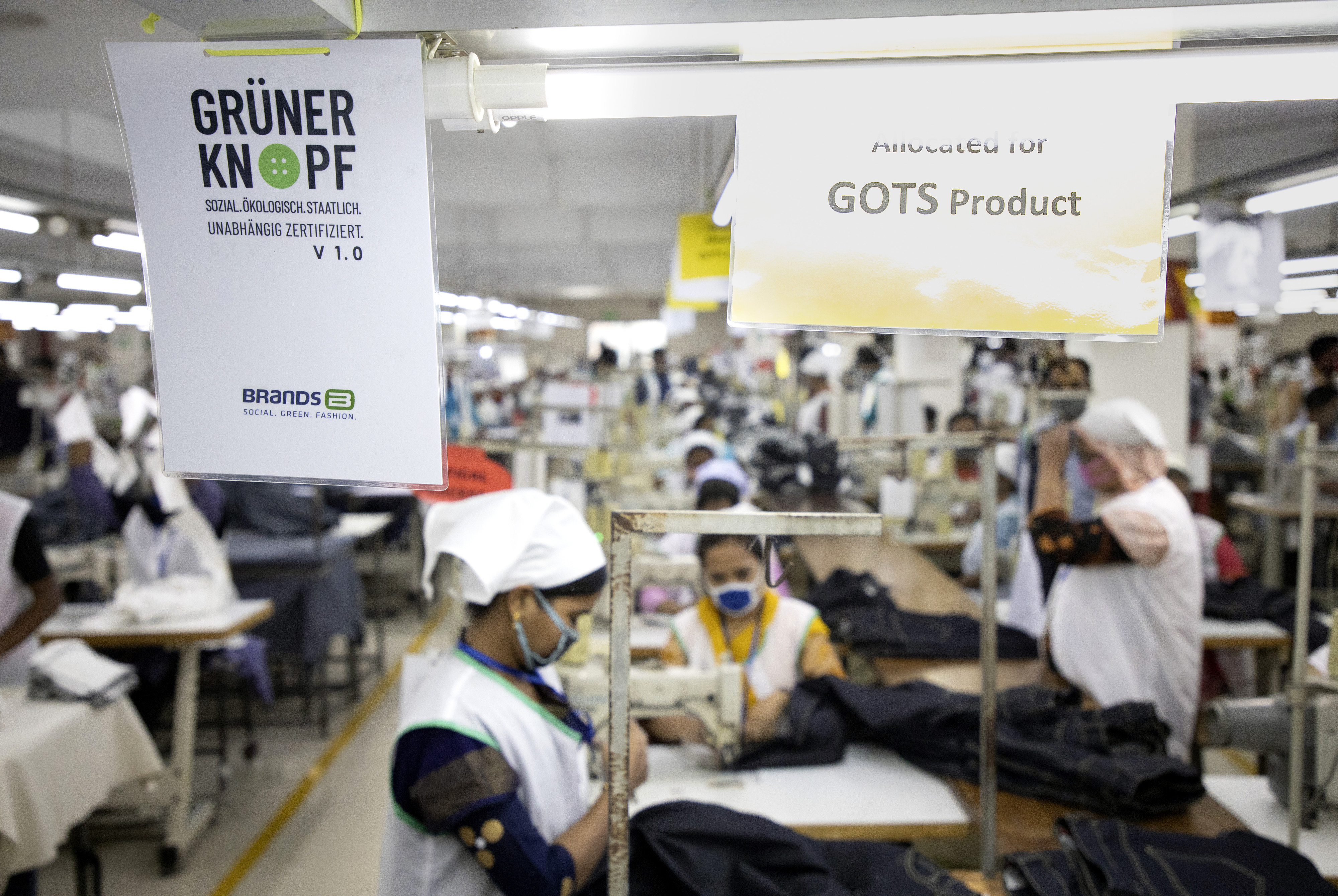 Textilfabrik Radisson Garments Ltd. in Dhaka, Bangladesch. Hier werden Textilien nach den Standards des Grünen Knopfs produziert.