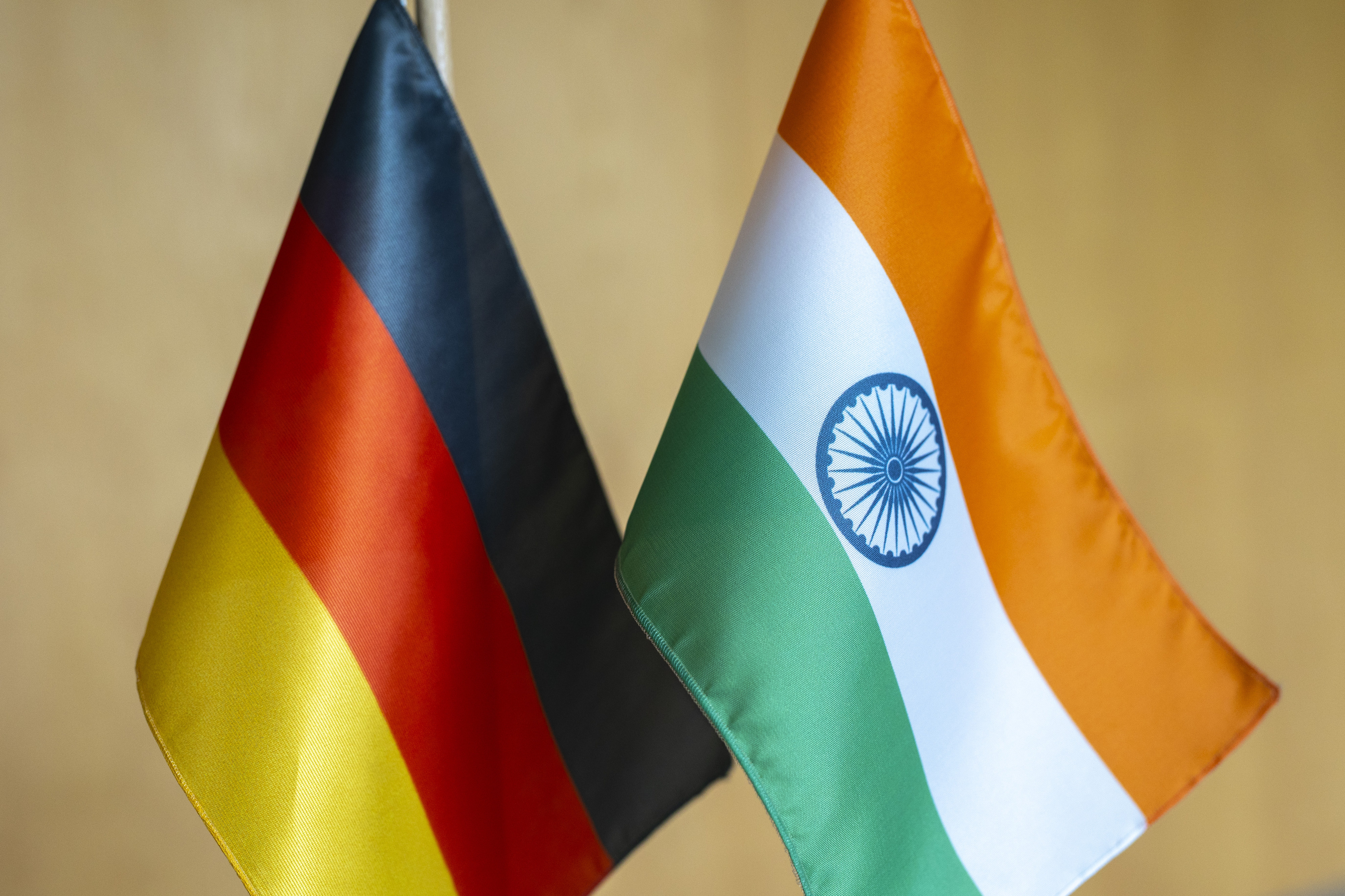 Flaggen von Deutschland und Indien