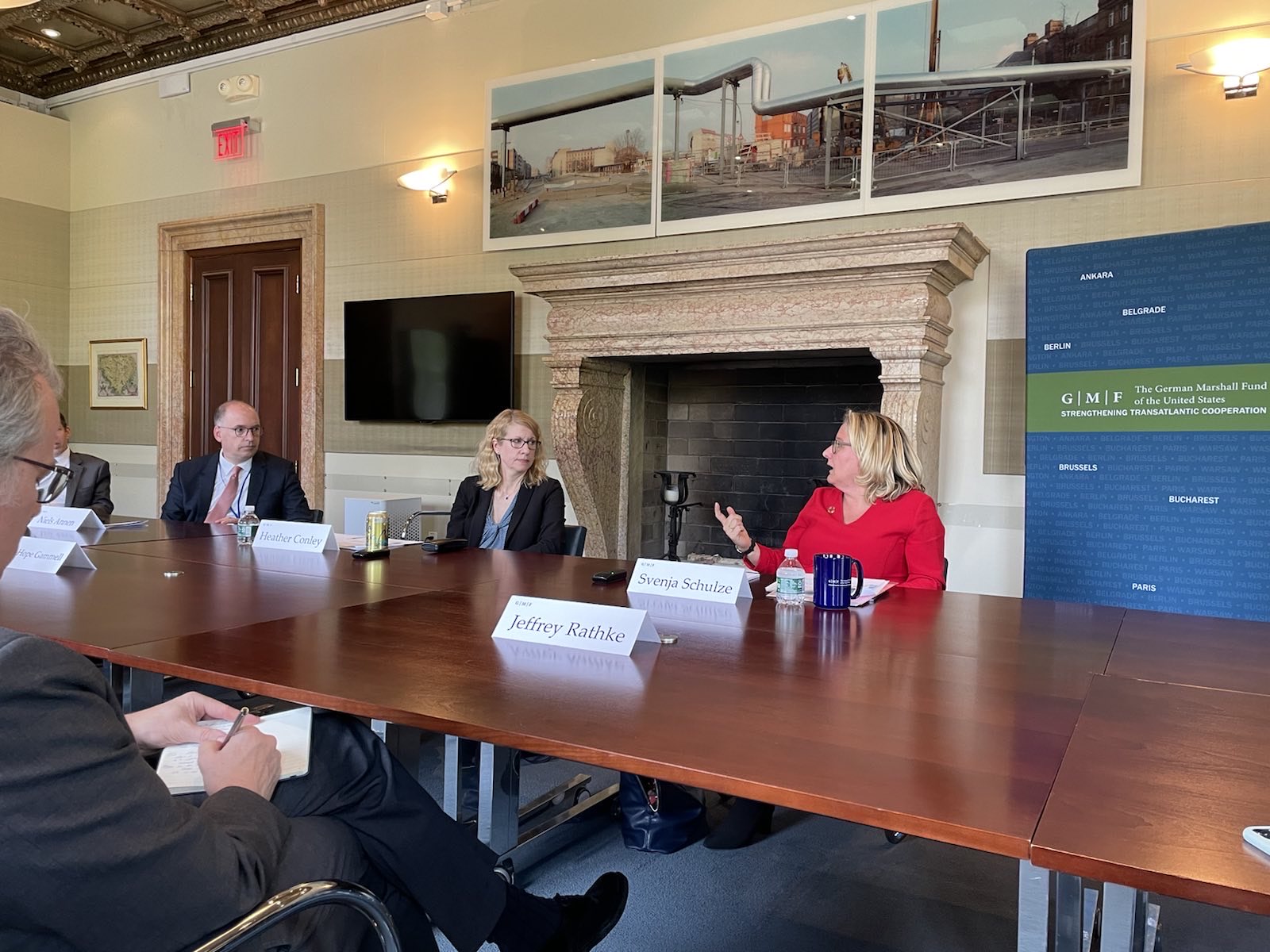 Mit Heather Conley, Präsidentin des German Marshall Fund, und Jeff Rathke, Präsident des American Institute for Contemporary German Studies (AICGS) haben sich Entwicklungsministerin Svenja Schulze und der Parlamentarische Staatssekretär Niels Annen in Washington zu den Themen Multilateralismus, Unterstützung für die Ukraine und Ernährungssicherung ausgetauscht.