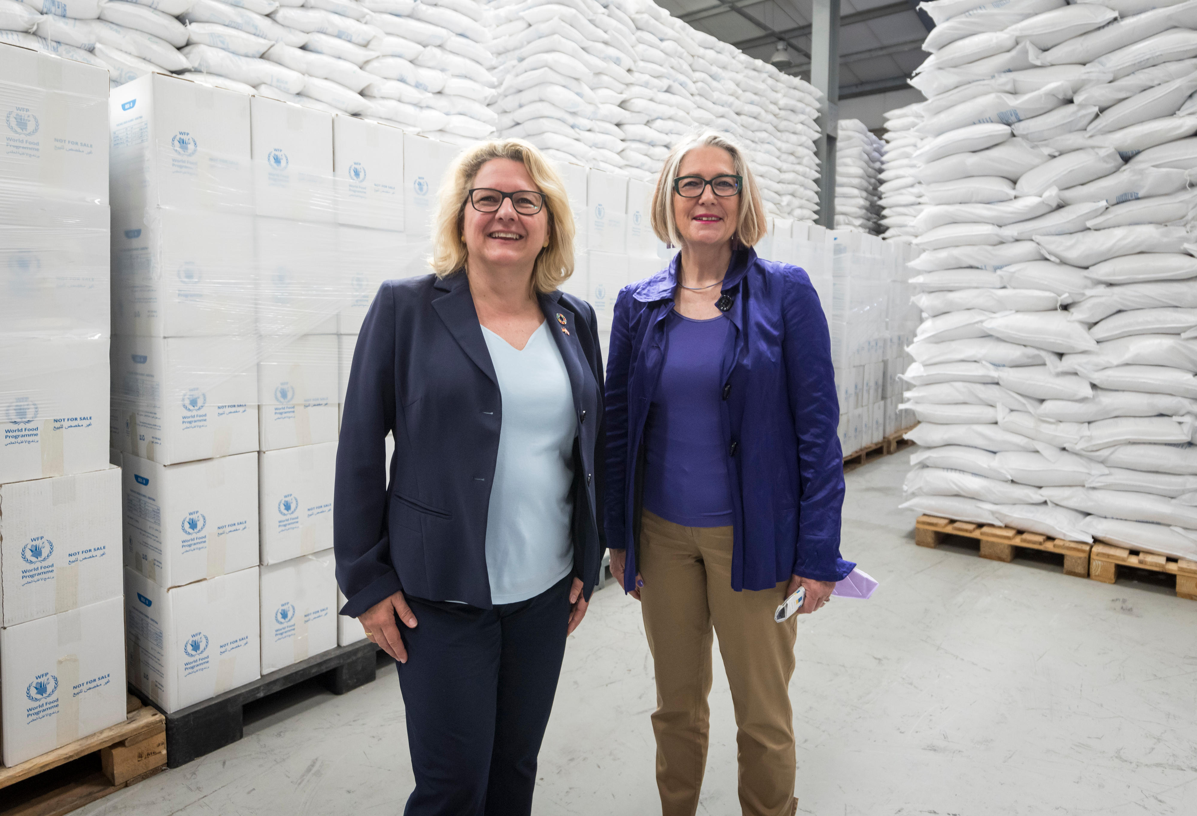 Bundesentwicklungsministerin Svenja Schulze (links) und Ute Klamert, Beigeordnete Exekutivdirektorin des UN-Welt­er­näh­rungs­pro­gramms (WFP), im Lagerhaus für Lebensmittel des WFP in Beirut, Libanon