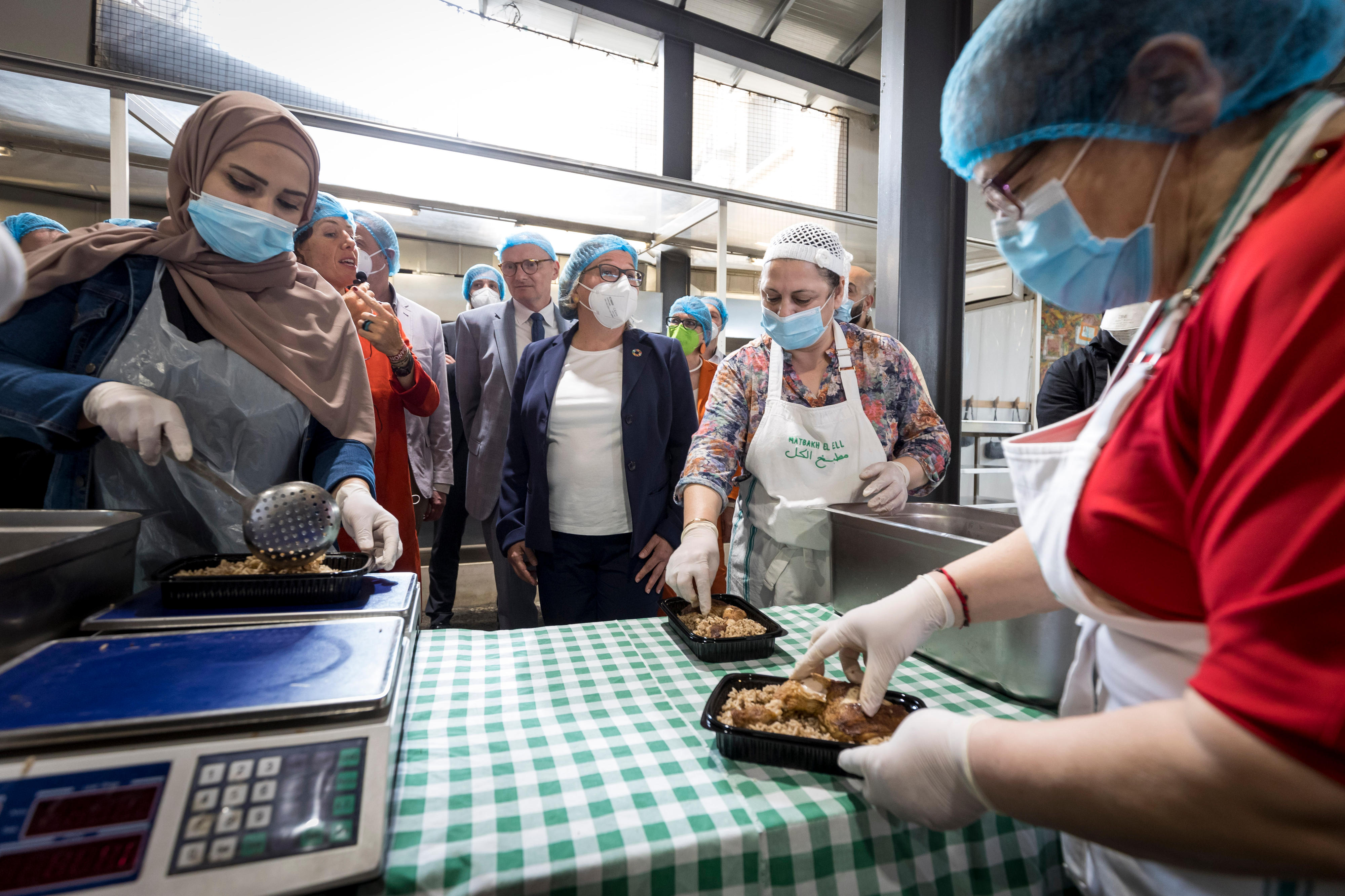 Bundesentwicklungsministerin Svenja Schulze in der Gemeindeküche des Projekts "Matbakh el Kell" ("Eine Küche für alle"). Hier werden Mahlzeiten für Menschen zubereitet, die von der Explosion 2020 im Beiruter Hafen besonders betroffen sind.