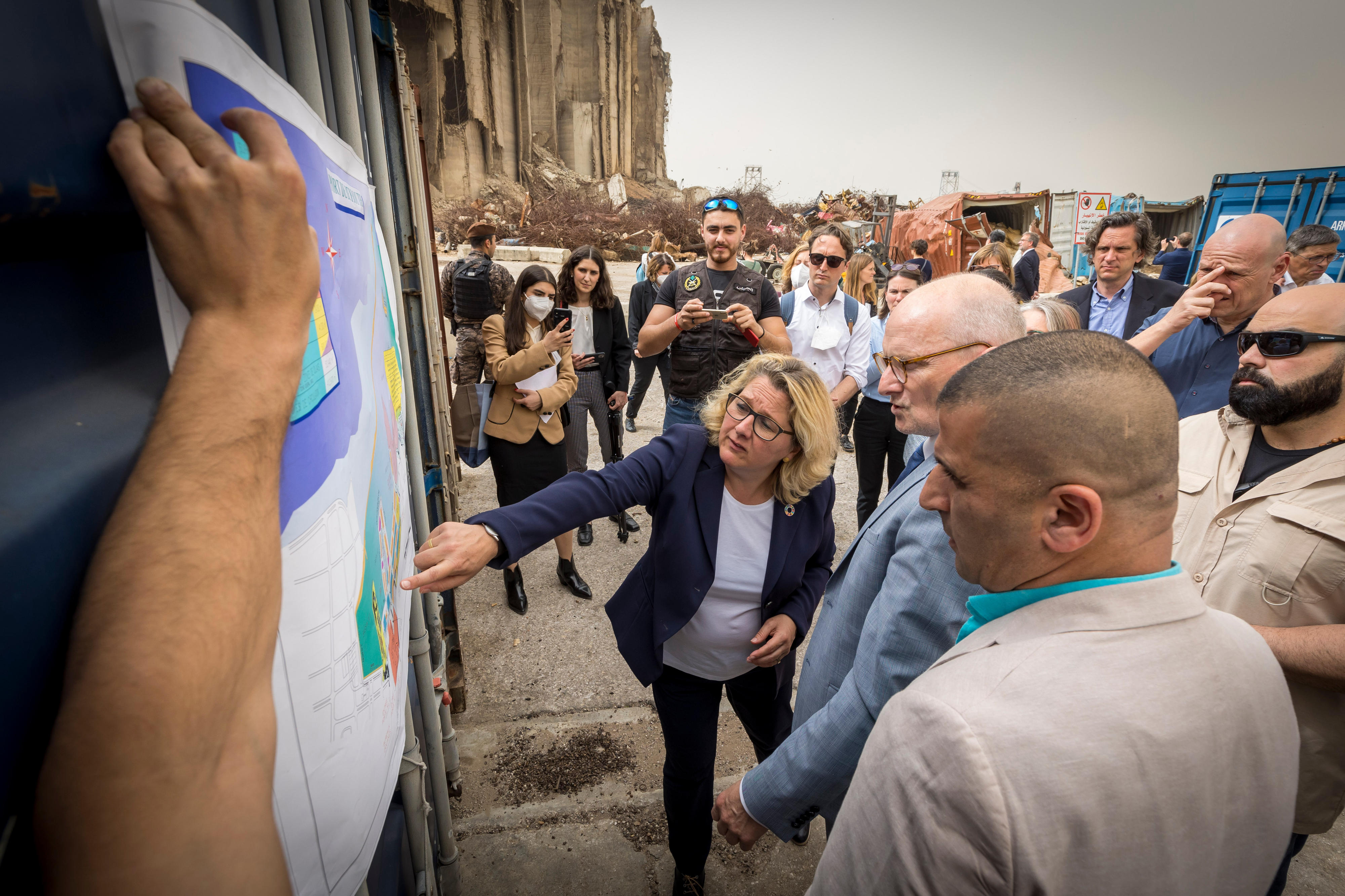 Bundesentwicklungsministerin Svenja Schulze besichtigt die zerstörten Getreidesilos im Hafen von Beirut, Libanon.