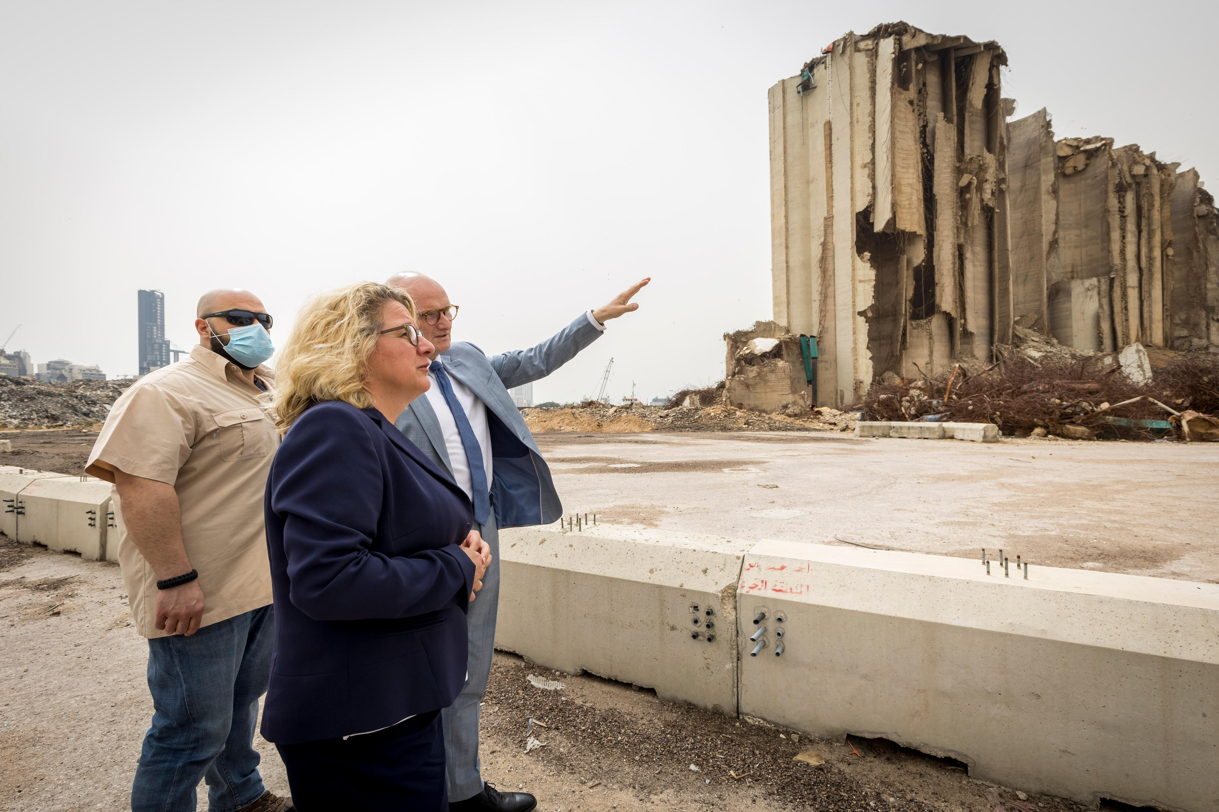 Bundesentwicklungsministerin Svenja Schulze besichtigt die zerstörten Getreidesilos im Hafen von Beirut, Libanon.