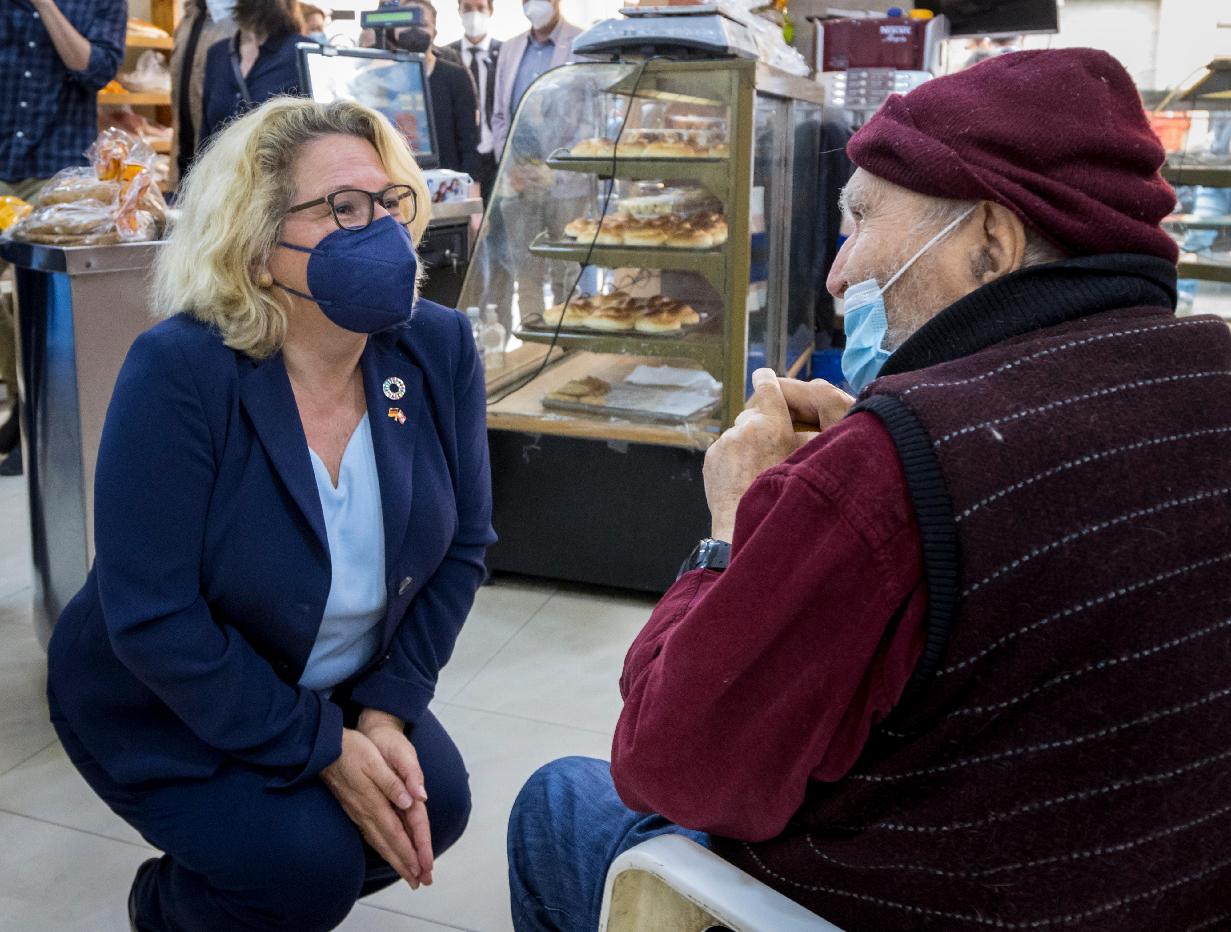 Bundesentwicklungsministerin Svenja Schulze im Gespräch mit dem 86-jährigen Gründer der Bäckerei Sarkis Panpajian in Beirut. Die Bäckerei befindet sich in einem Stadtbezirk, der besonders von der Explosion 2020 im Beiruter Hafen betroffen war. Das UN-Welternährungsprogramm unterstützt Kleinstbetriebe in Beirut beim Wiederaufbau.