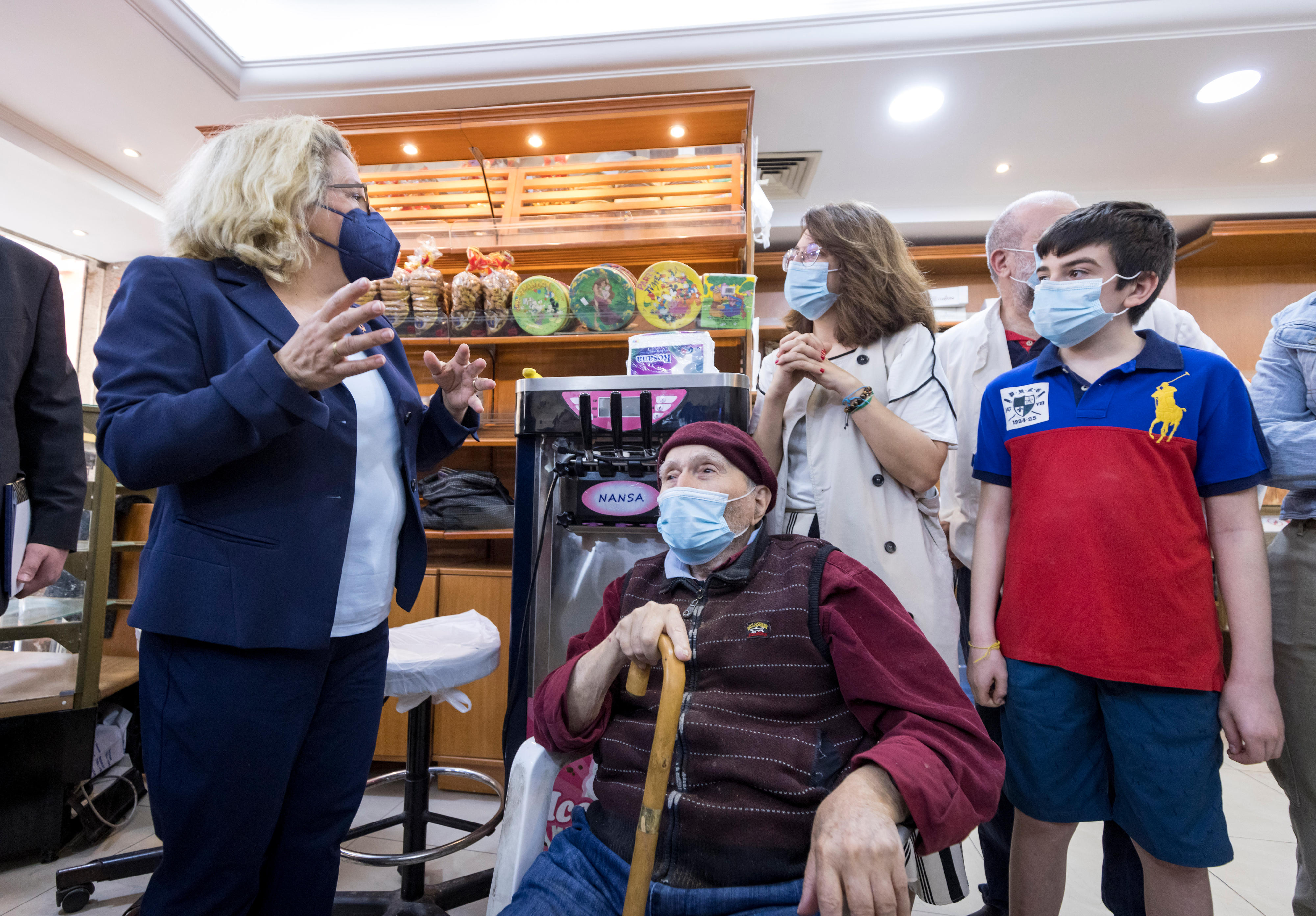 Bundesentwicklungsministerin Svenja Schulze besucht die Bäckerei Sarkis Panpajian in Beirut. Sie befindet sich in einem Stadtbezirk, der besonders von der Explosion 2020 im Beiruter Hafen betroffen war. Das UN-Welternährungsprogramm unterstützt Kleinstbetriebe in Beirut beim Wiederaufbau.