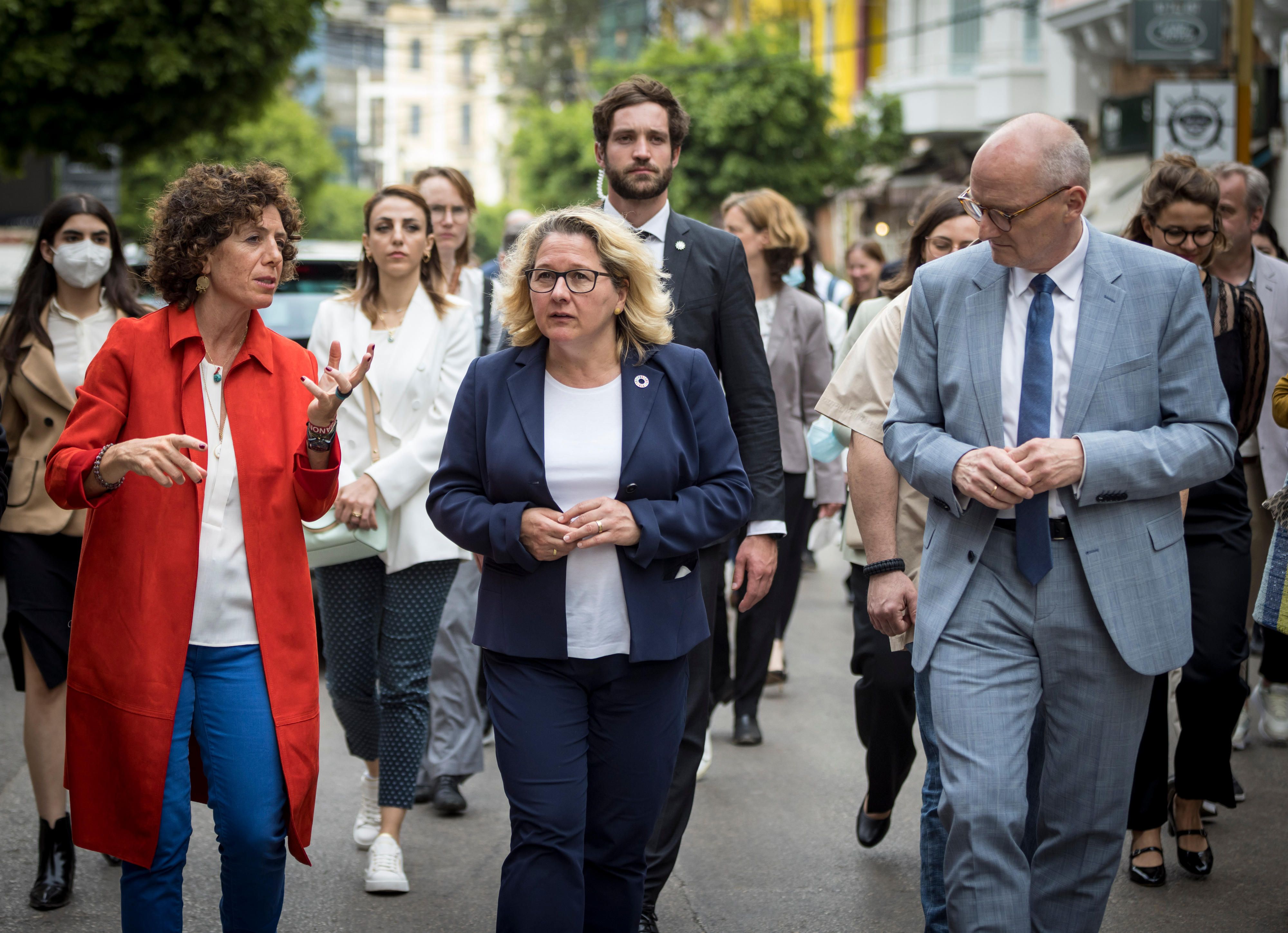 Bundesentwicklungsministerin Svenja Schulze (Mitte), Christine Codsi, geschäftsführende Gesellschafterin der Organisation Souk El Tayeb und Andreas Kindl, deutscher Botschafter im Libanon, auf einem Spaziergang durch das von der Explosion im Hafen 2020 betroffene Stadtviertel Mar Mikhael.