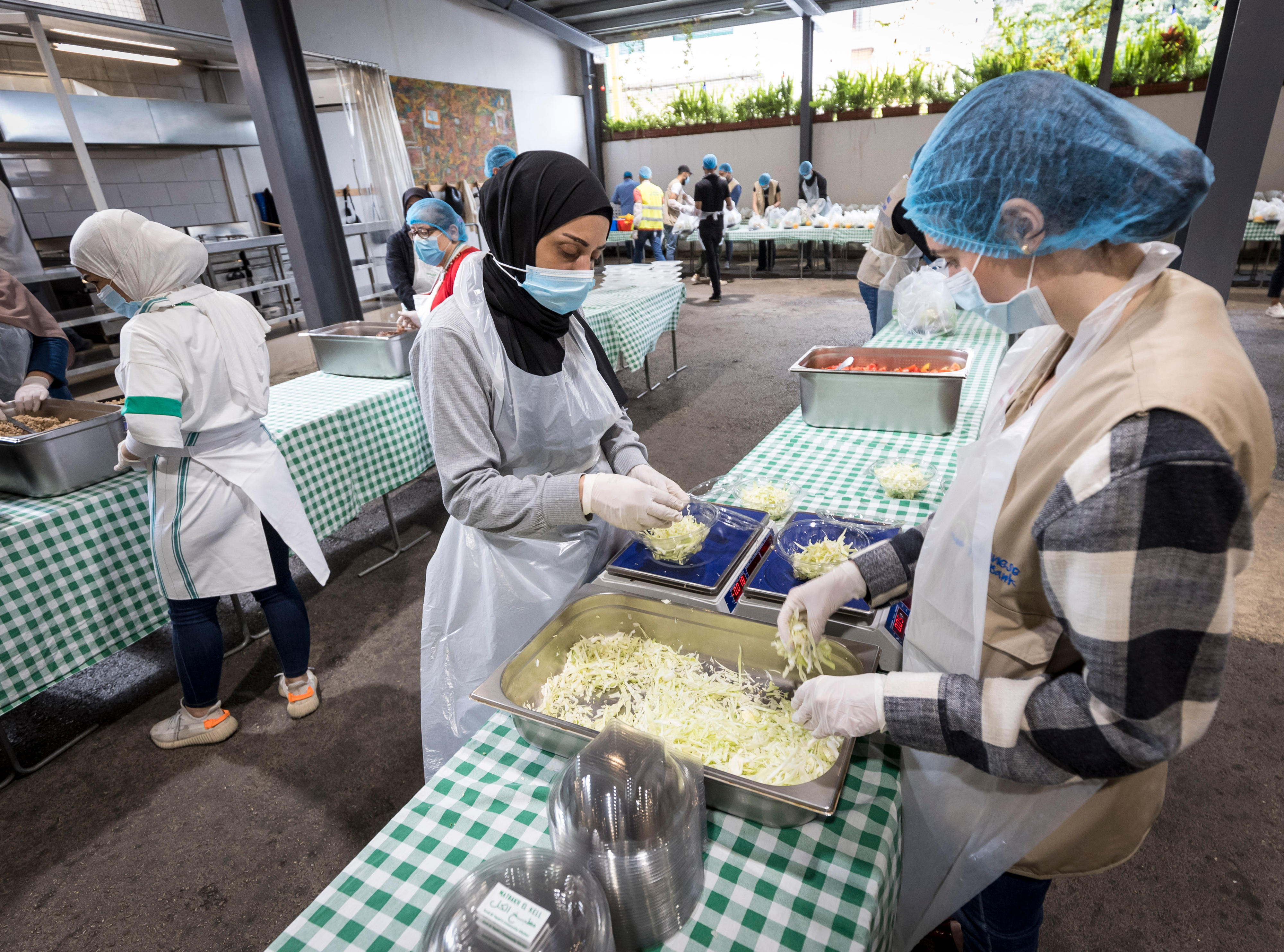 In der Gemeindeküche des Projekts "Matbakh el Kell" ("Eine Küche für alle") werden Mahlzeiten für Menschen zubereitet, die von der Explosion 2020 im Beiruter Hafen besonders betroffen sind.