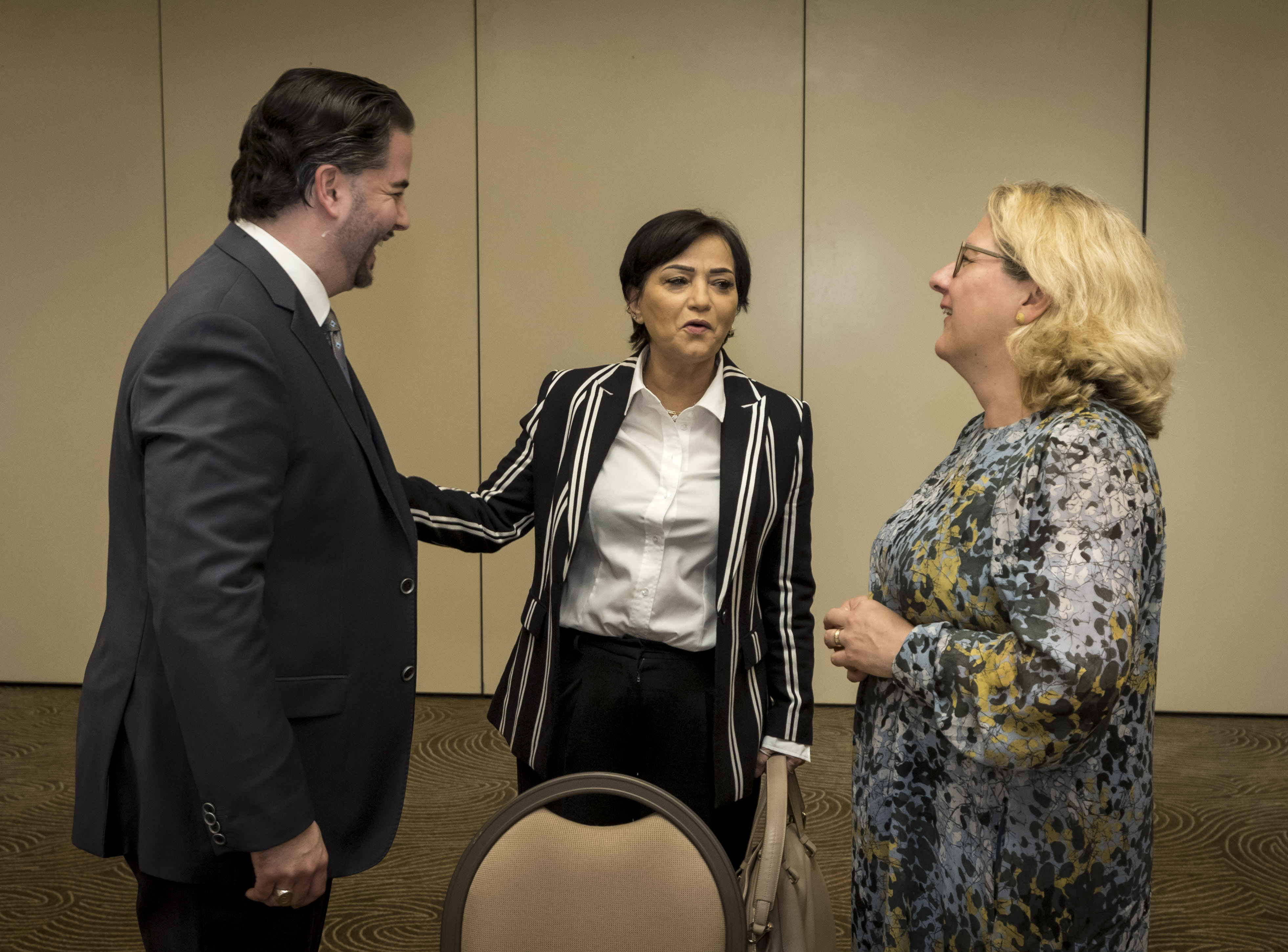 Bundesentwicklungsministerin Svenja Schulze im Gespräch mit dem libanesischen Wirtschaftsminister Amin Salam und Najat Rochdi, stellvertretende UN-Koordinatorin für den Libanon