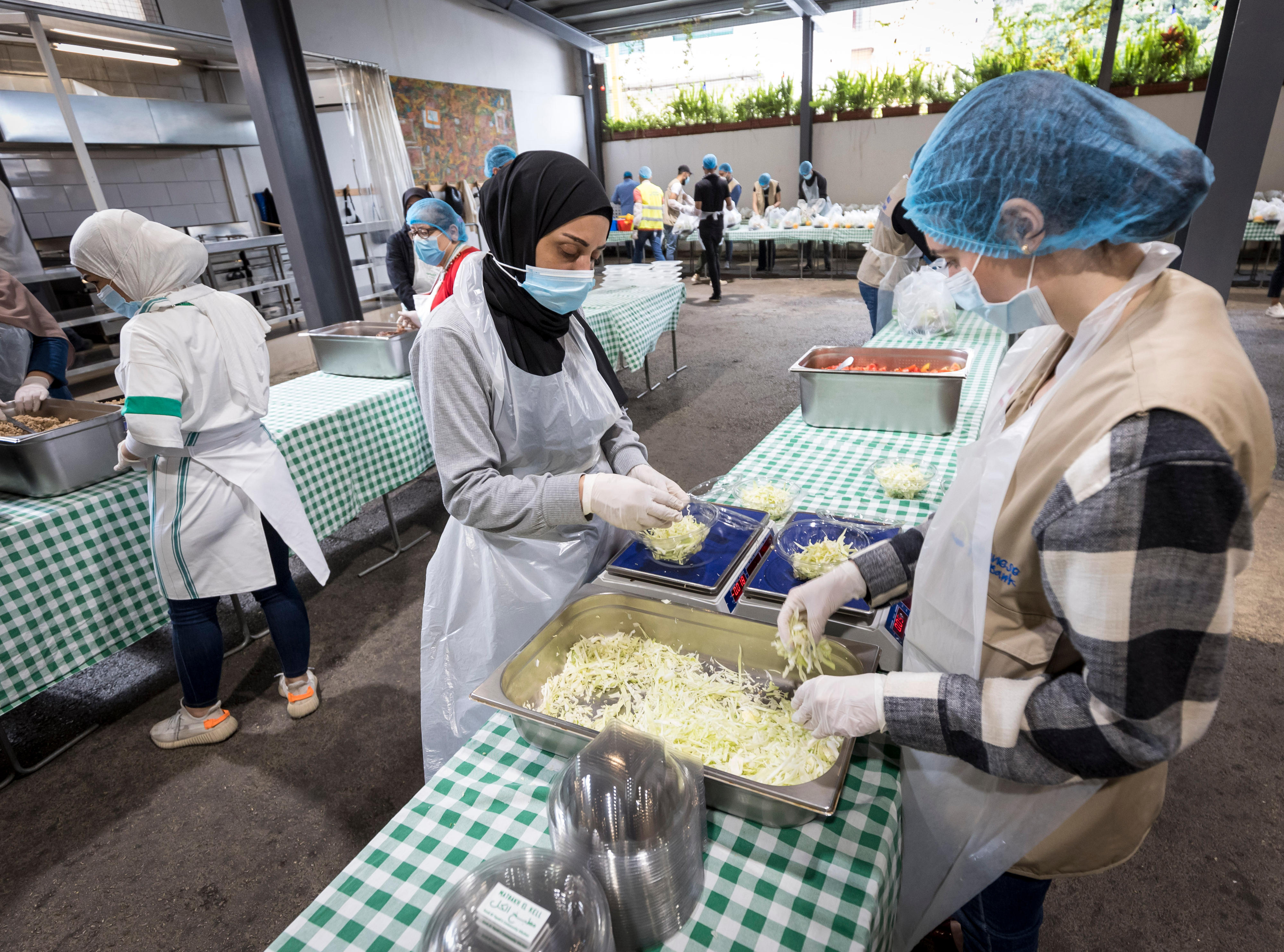 In the community kitchen of the project "Matbakh el Kell" ("A Kitchen for All"), meals are prepared for people who were particularly affected by the 2020 explosion in the Beirut port.