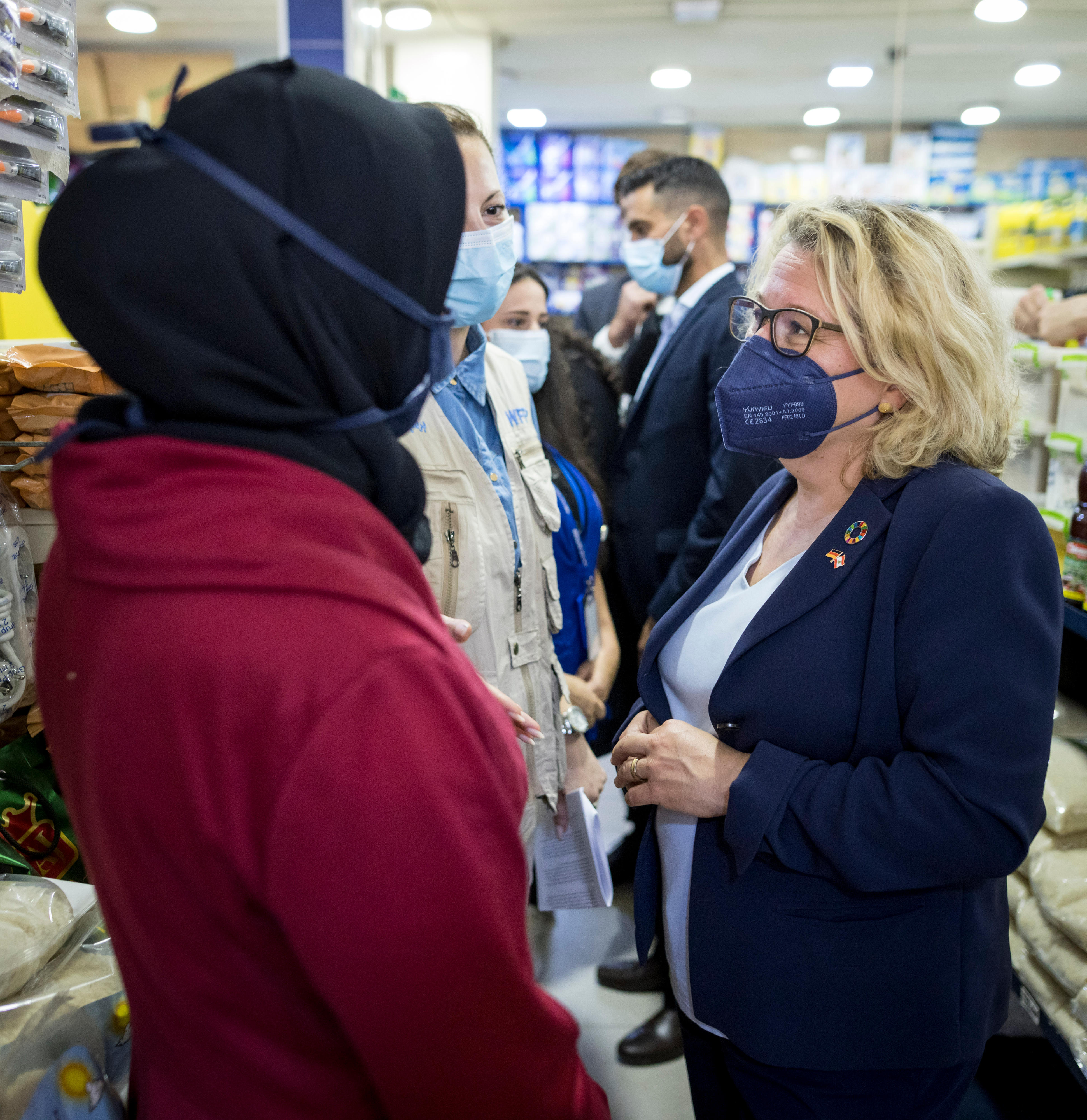 Bundesentwicklungsministerin Svenja Schulze im Gespräch mit syrischen Geflüchteten in einem Vertrags-Supermarkt des UN-Welternährungsprogramms (WFP).
