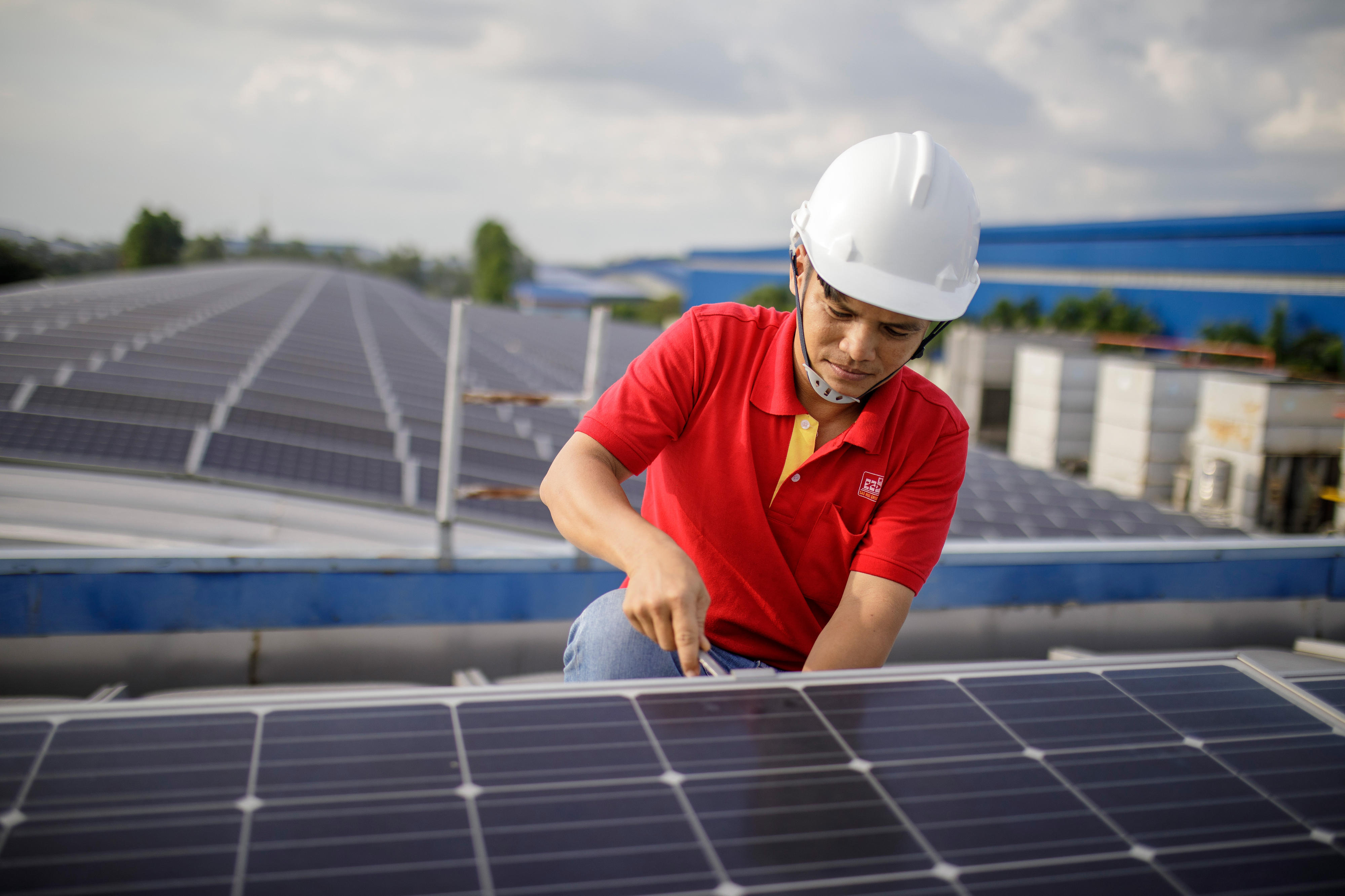 Solaranlage auf dem Dach der Sao Mai Corporation in Vietnam