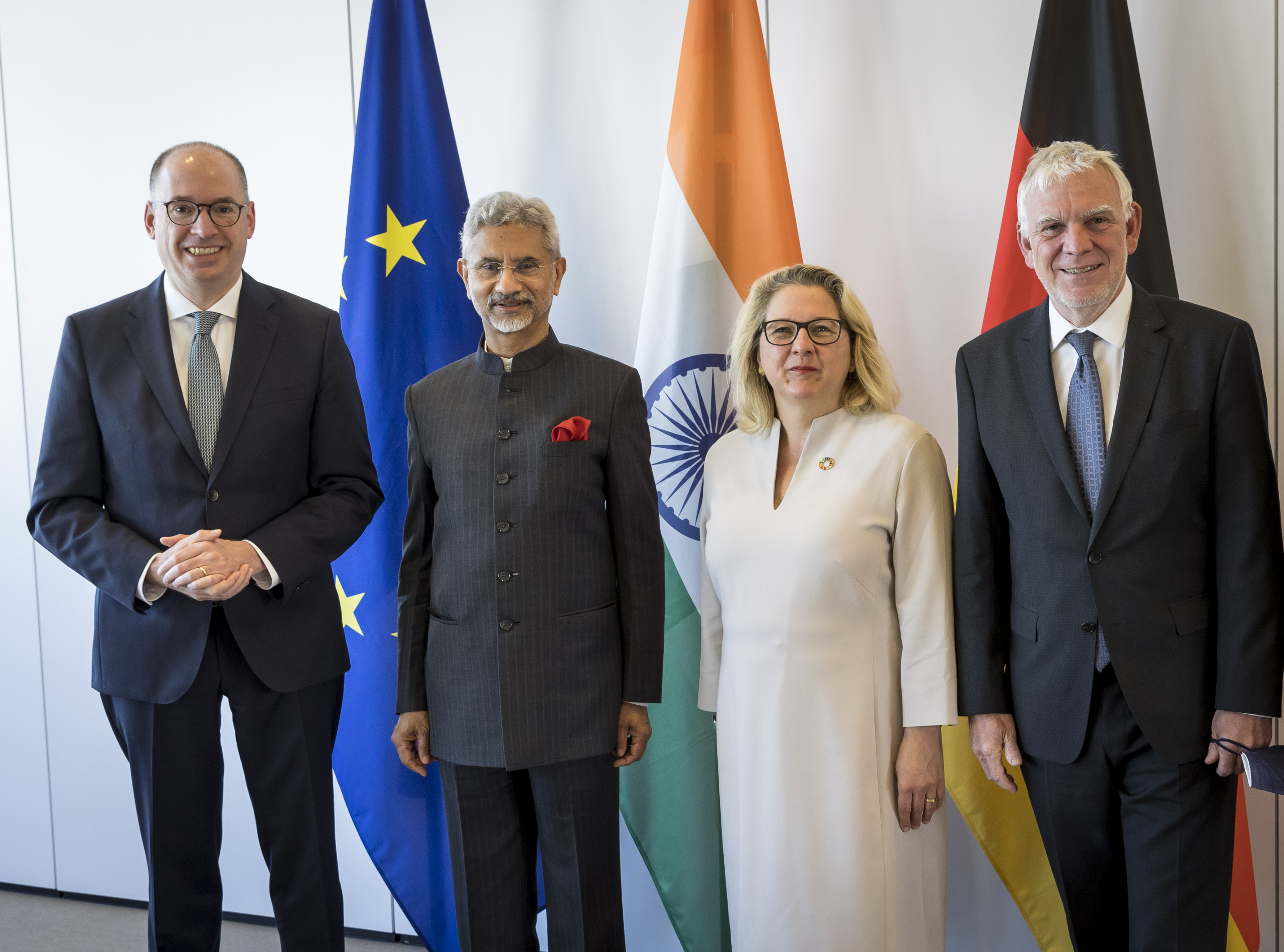 Der Parlamentarische Staatssekretär Niels Annen, der indische Außenminister Subrahmanyam Jaishankar, Bundesentwicklungsministerin Svenja Schulze und Staatssekretär Jochen Flasbarth bei den deutsch-indischen Regierungskonsultationen am 2. Mai 2022 in Berlin