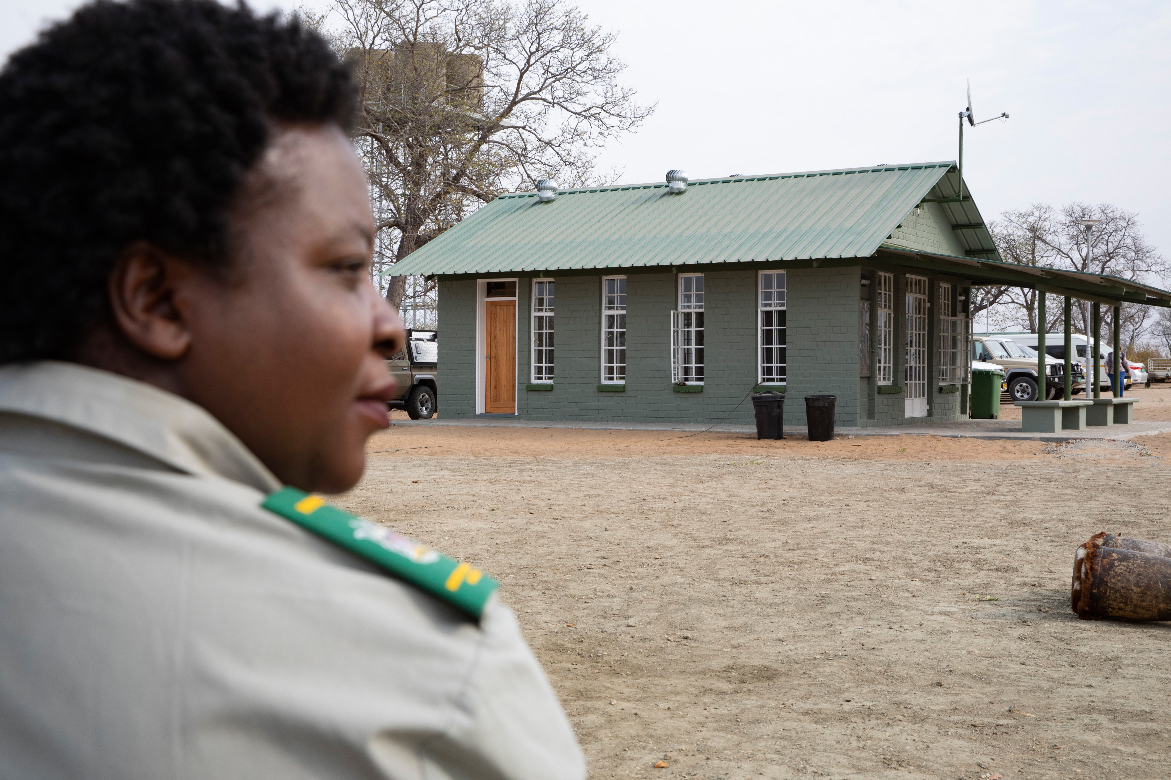 Rangerin in der Buffalo-Parkstation im Bwabwata Nationalpark, Namibia