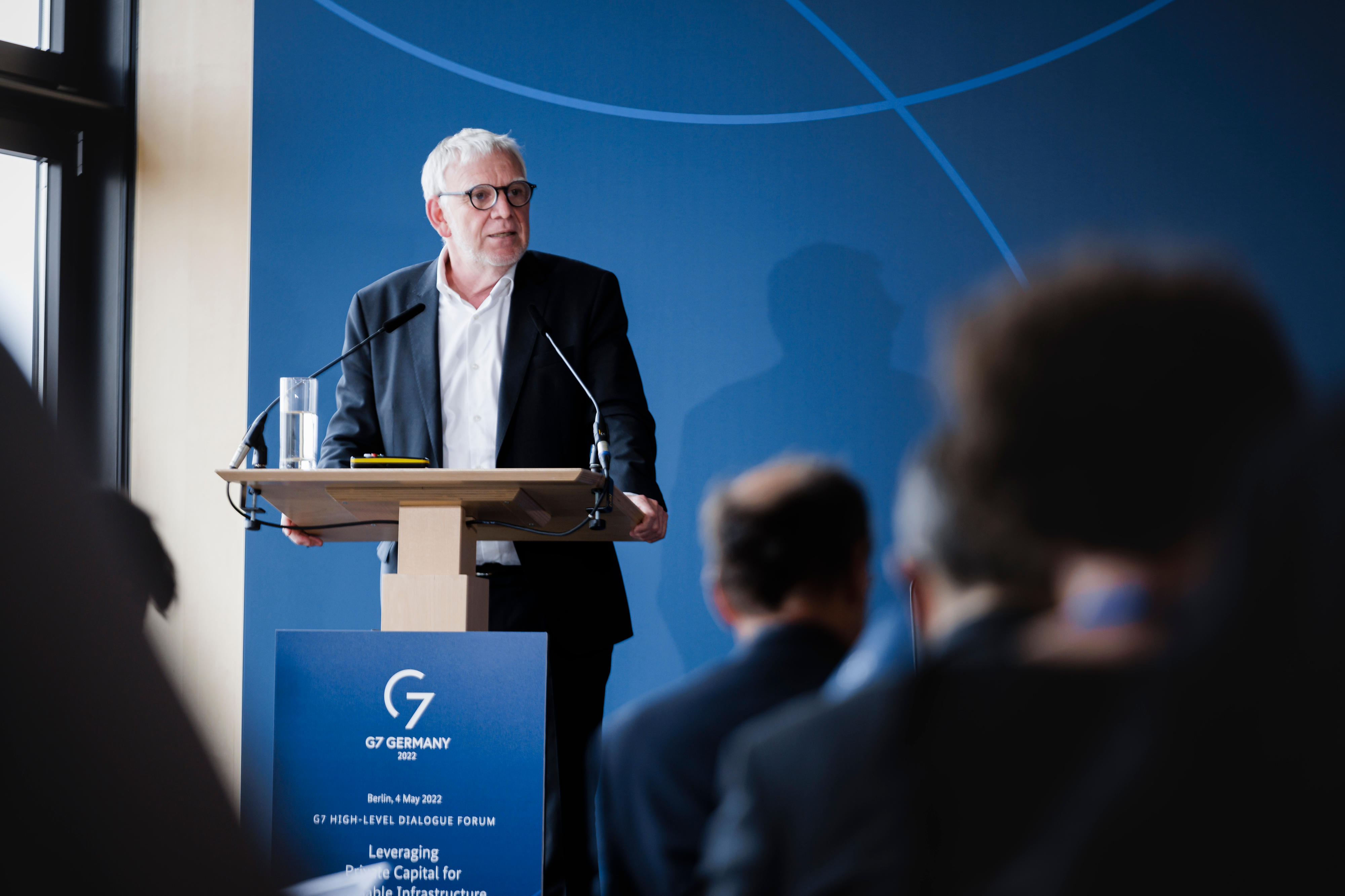 BMZ-Staatssekretär Jochen Flasbarth beim G7-Dialogforum "Leveraging Private Capital for Sustainable Infrastructure Development" am 4. Mai 2022 im BMZ in Berlin