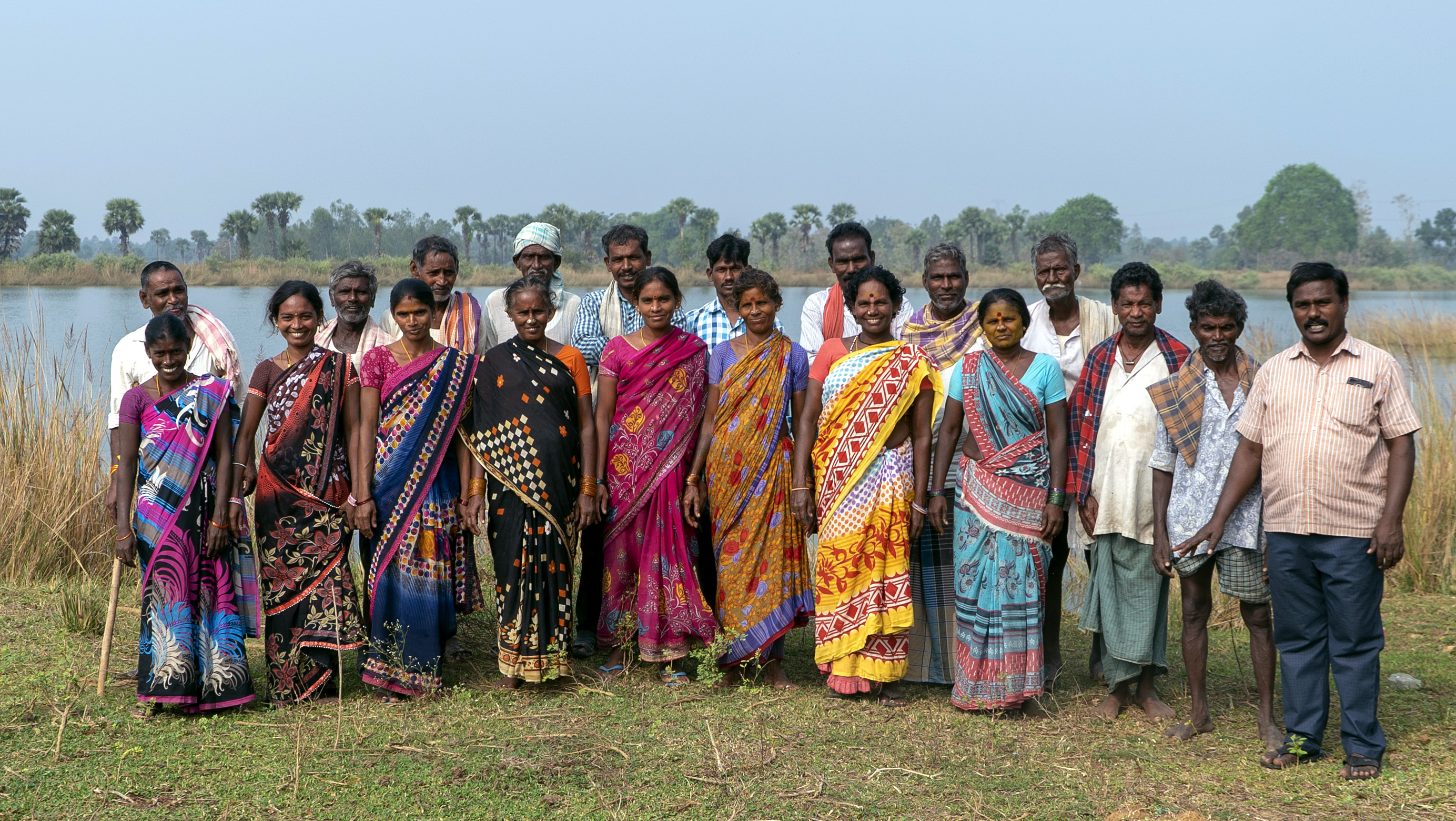 Gruppenbild: Dorfbewohnerinnen und -bewohner nach einer Schulung zur Wiederherstellung der Wasserspeicher