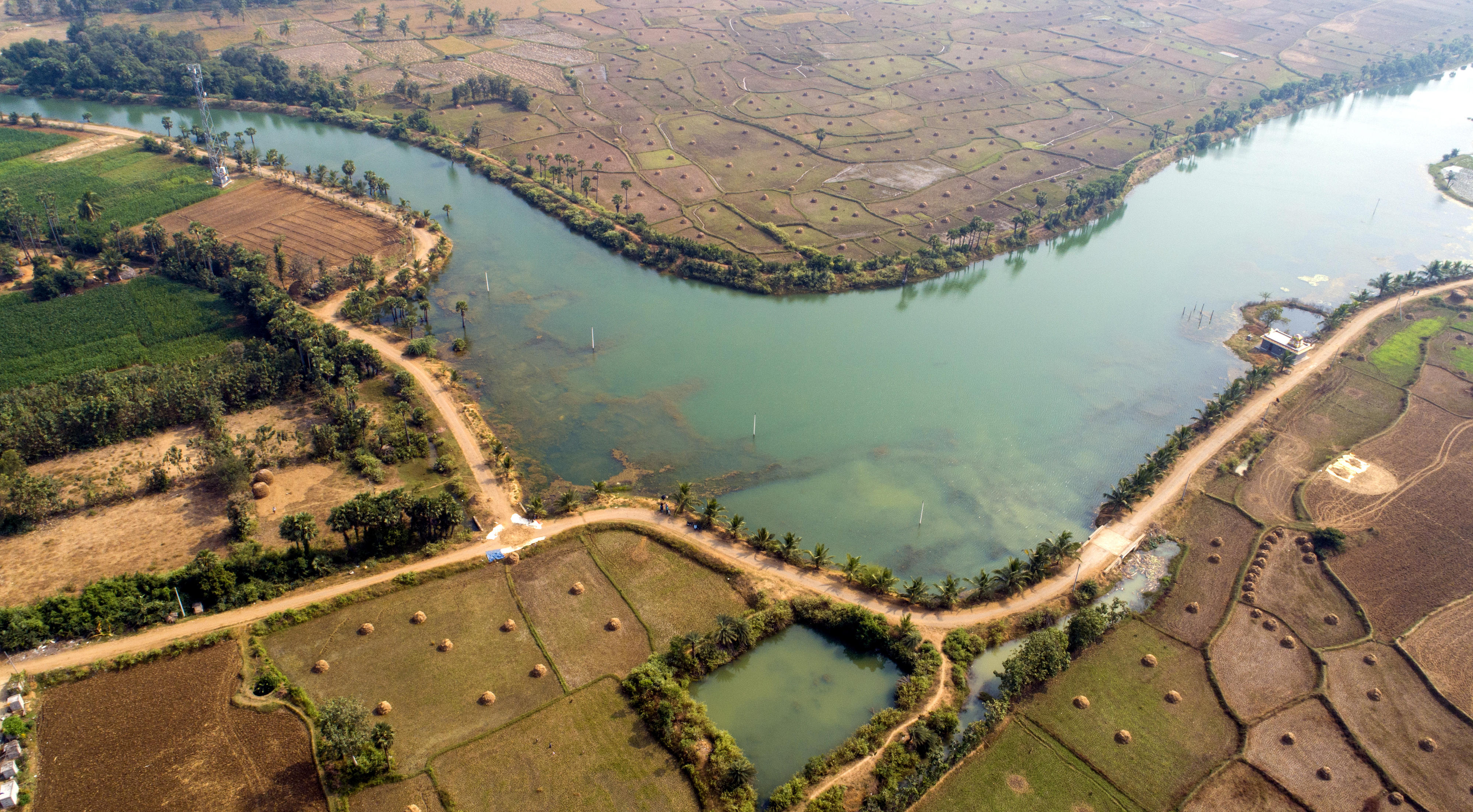 Luftbild: Wiederherstellung des Oracheruvu-Speichers im Garida-Kaskadensystem während der Pilotphase im Dorf Choadavaram zur Bewässerung der umliegenden Felder