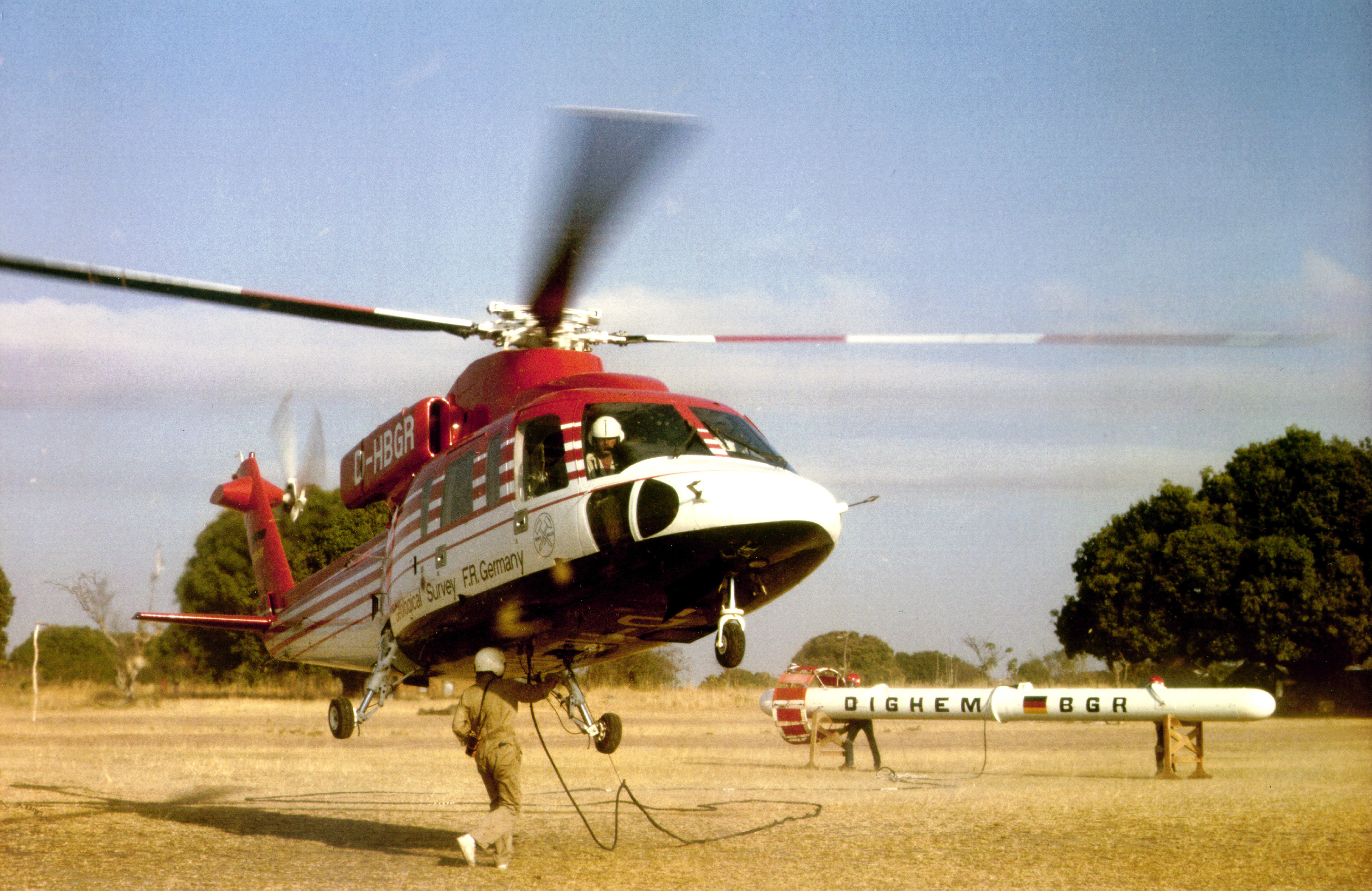 Grundwassererkundung mit Hilfe eines Helikopters in Afrika