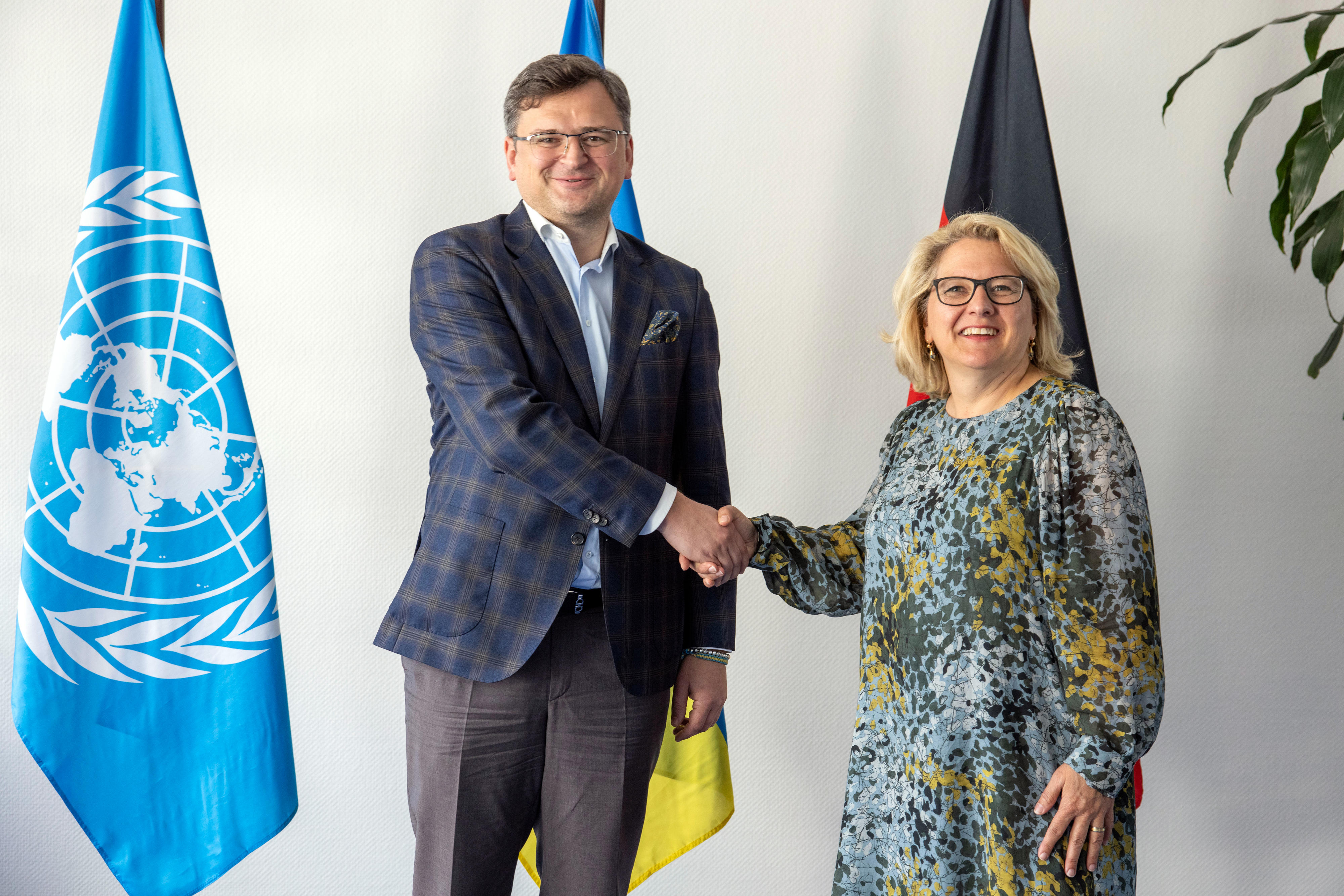 Der ukrainische Außenminister Dmytro Kuleba mit Bundesentwicklungsministerin Svenja Schulze bei seinem Besuch am 11. Mai 2022 im BMZ in Berlin