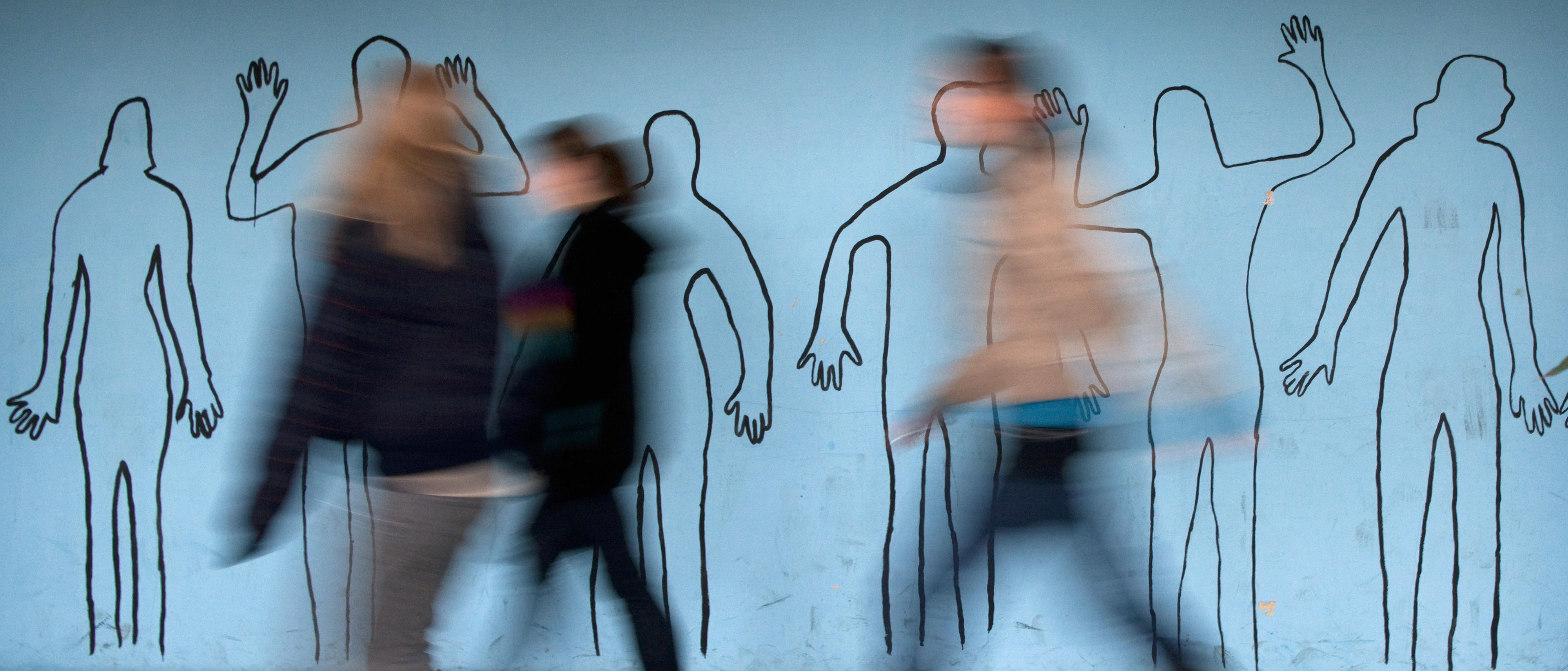 Symbolic image: outlines of people, overcoming gender boundaries