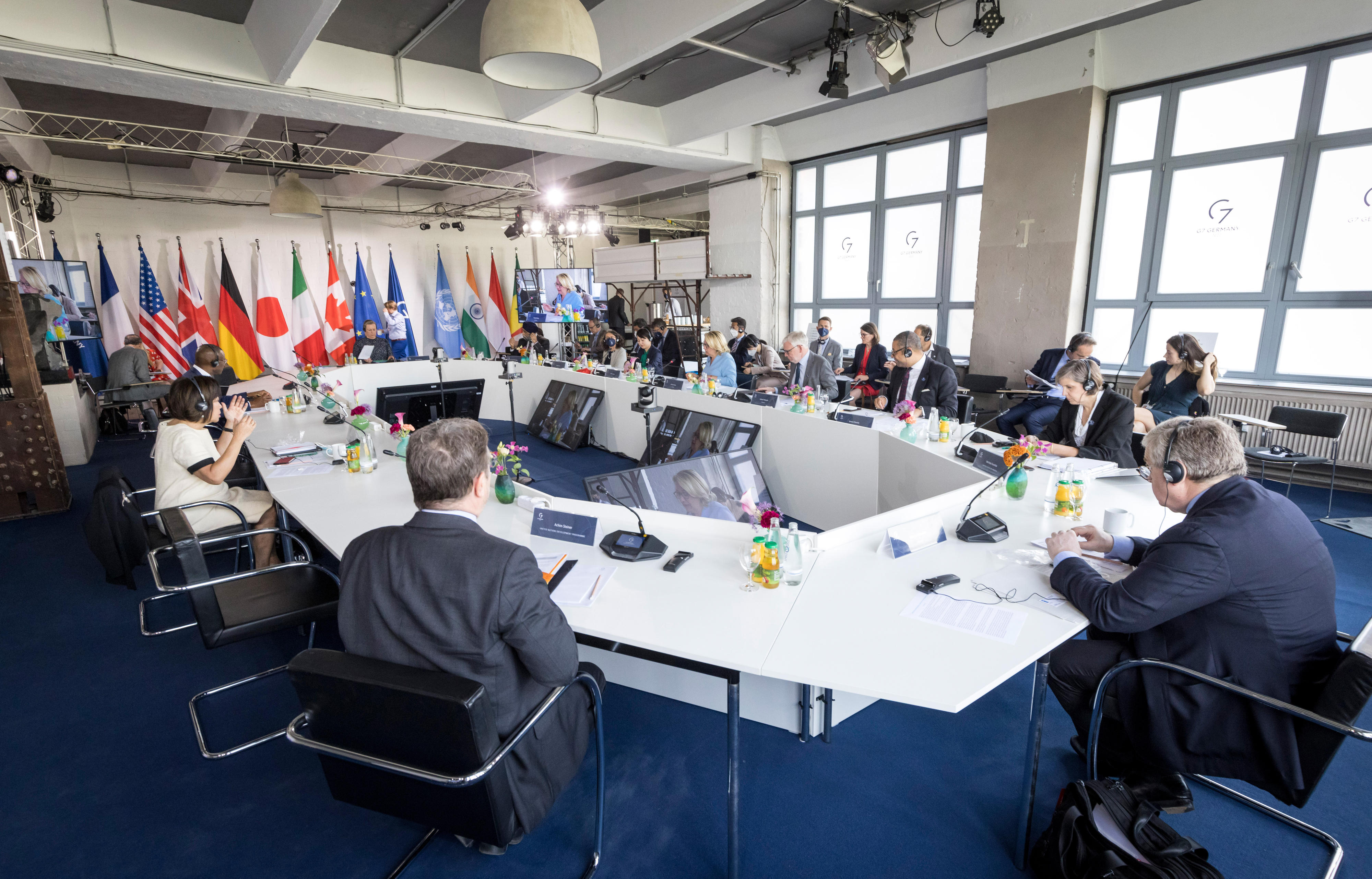 Teilnehmerinnen und Teilnehmer des Treffens der G7-Entwicklungsminister*innen in Berlin bei einer Arbeitssitzung