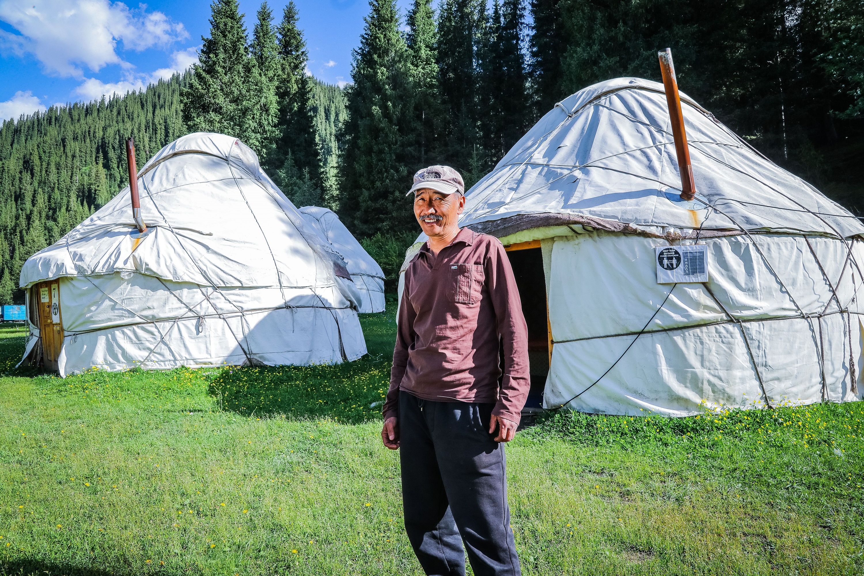 Leiter eines Jurtencamps am Südufer des Yssykköl-Sees in Kirgisistan