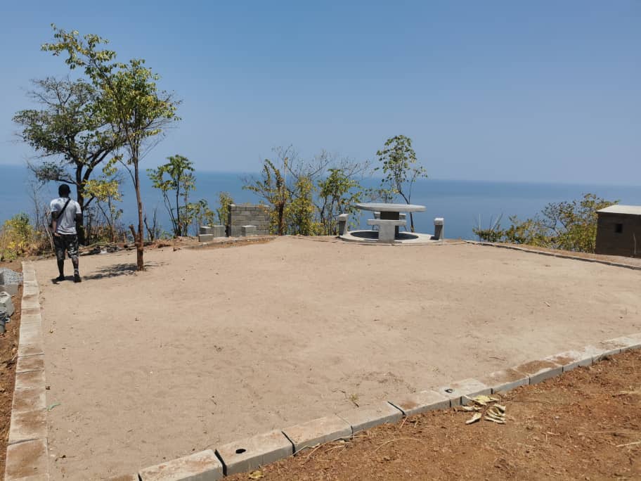 Durch ein Cash-for-Work-Programm des BMZ mit dem Ziel, die touristische Infrastruktur in den wichtigsten Reisezielen Malawis zu verbessern, entstand unter anderem ein neuer Wanderweg entlang des Nordufers des Malawi-Sees mit vier Campingplätzen.