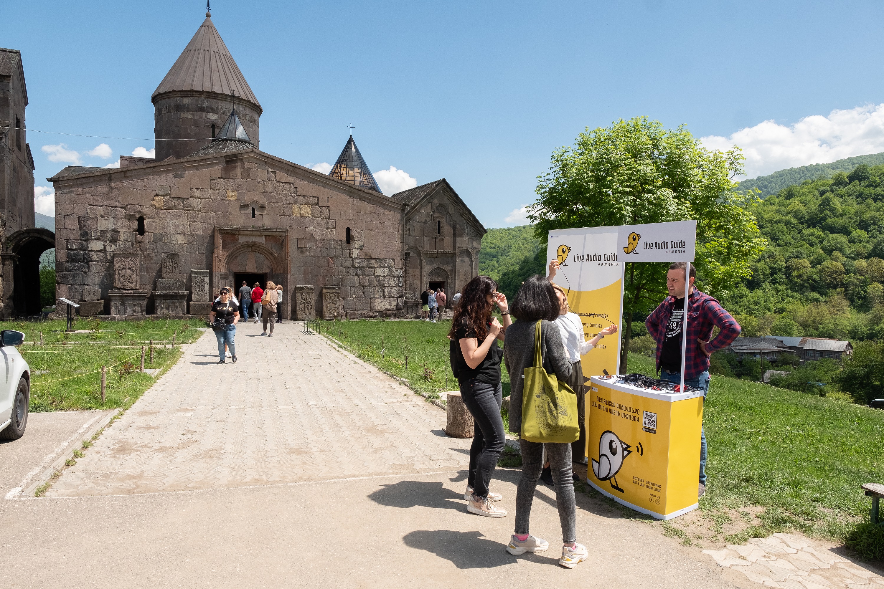 Im Kloster Goschawank in der nordostarmenischen Provinz Tawusch können Besucherinnen und Besucher Audioguides ausleihen.