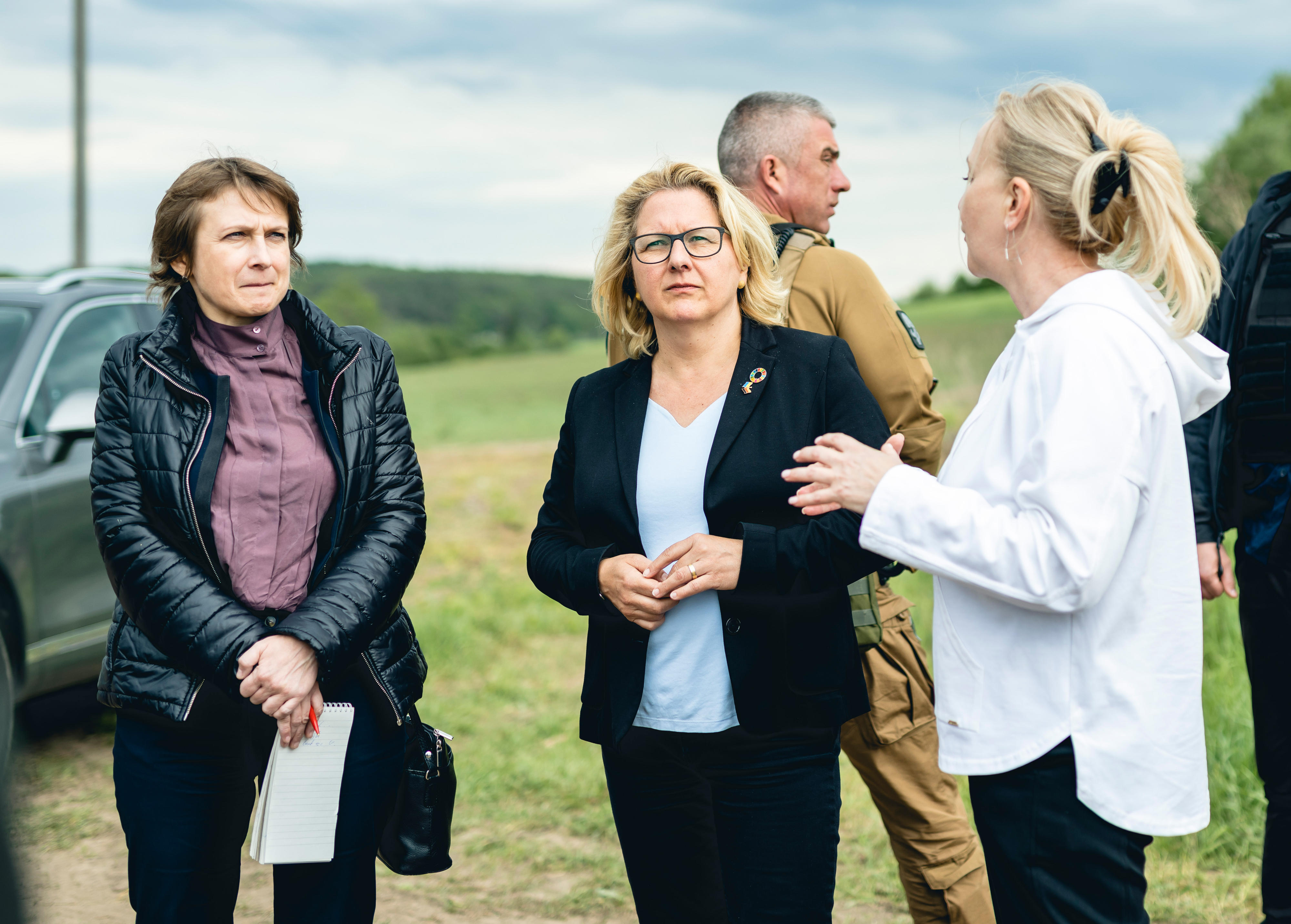 Bundesentwicklungsministerin Svenja Schulze besucht bei ihrer Reise in die Ukraine einen landwirtschaftlichen Betrieb im Umland von Lwiw.