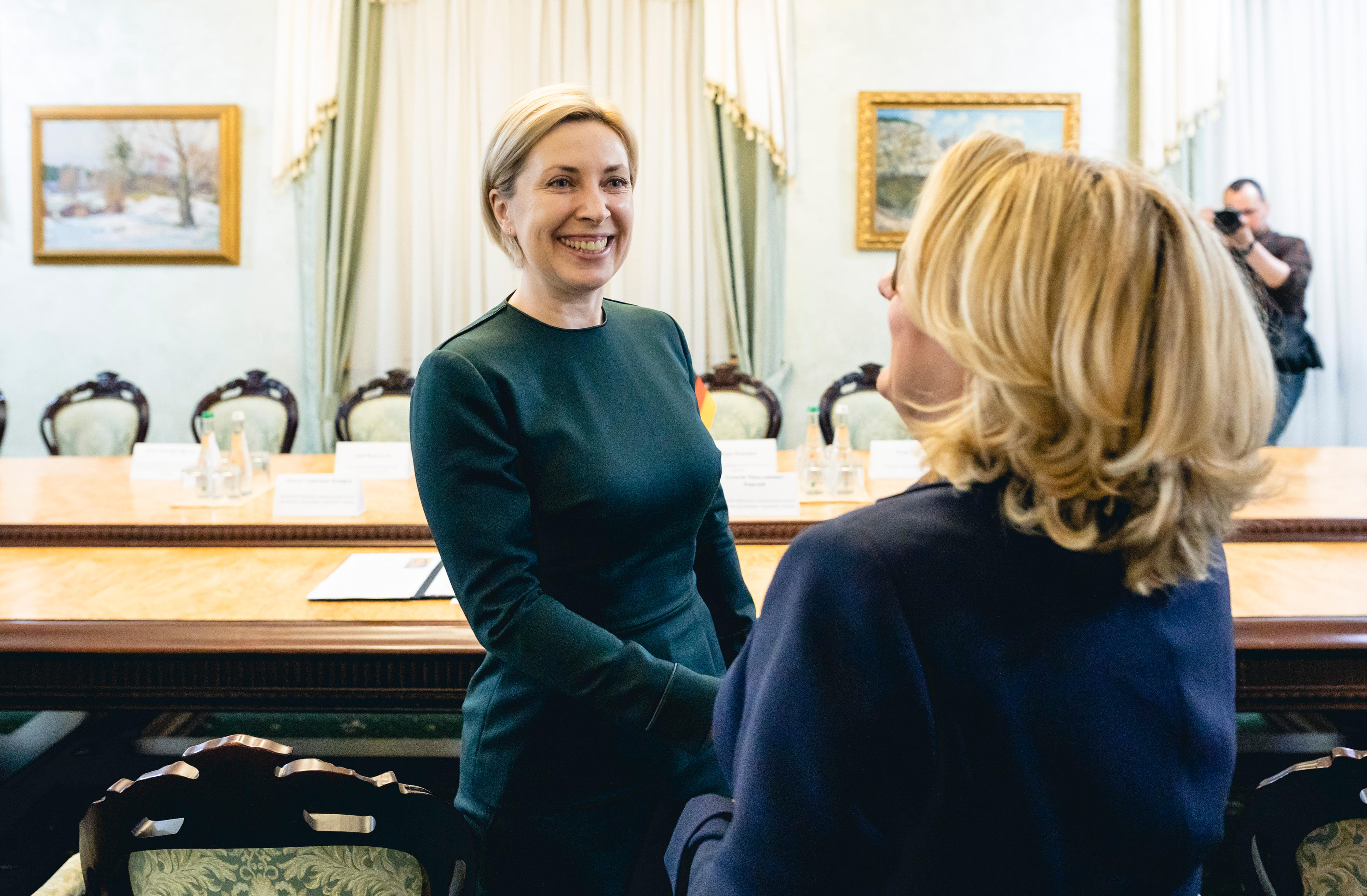 Bundesentwicklungsministerin Svenja Schulze wird von der Vize-Ministerpräsidentin und Ministerin für die Wiedereingliederung besetzter Gebiete Iryna Wereschtschuk in Kiew begrüßt.