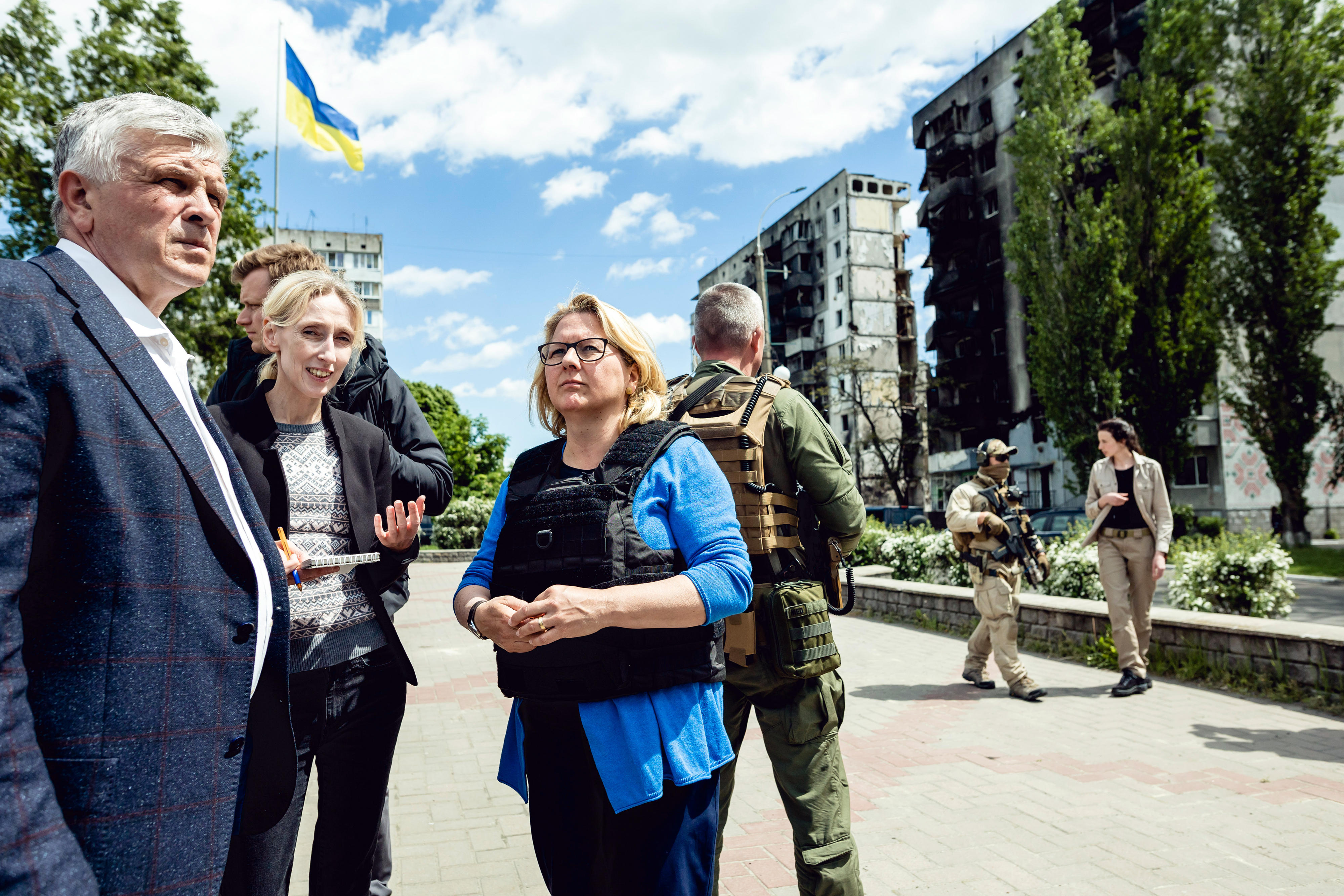 Bundesentwicklungsministerin Svenja Schulze und der Bürgermeister von Borodyanka, Georgiy Yerko, besichtigen die zerstörte Stadt Borodyanka.