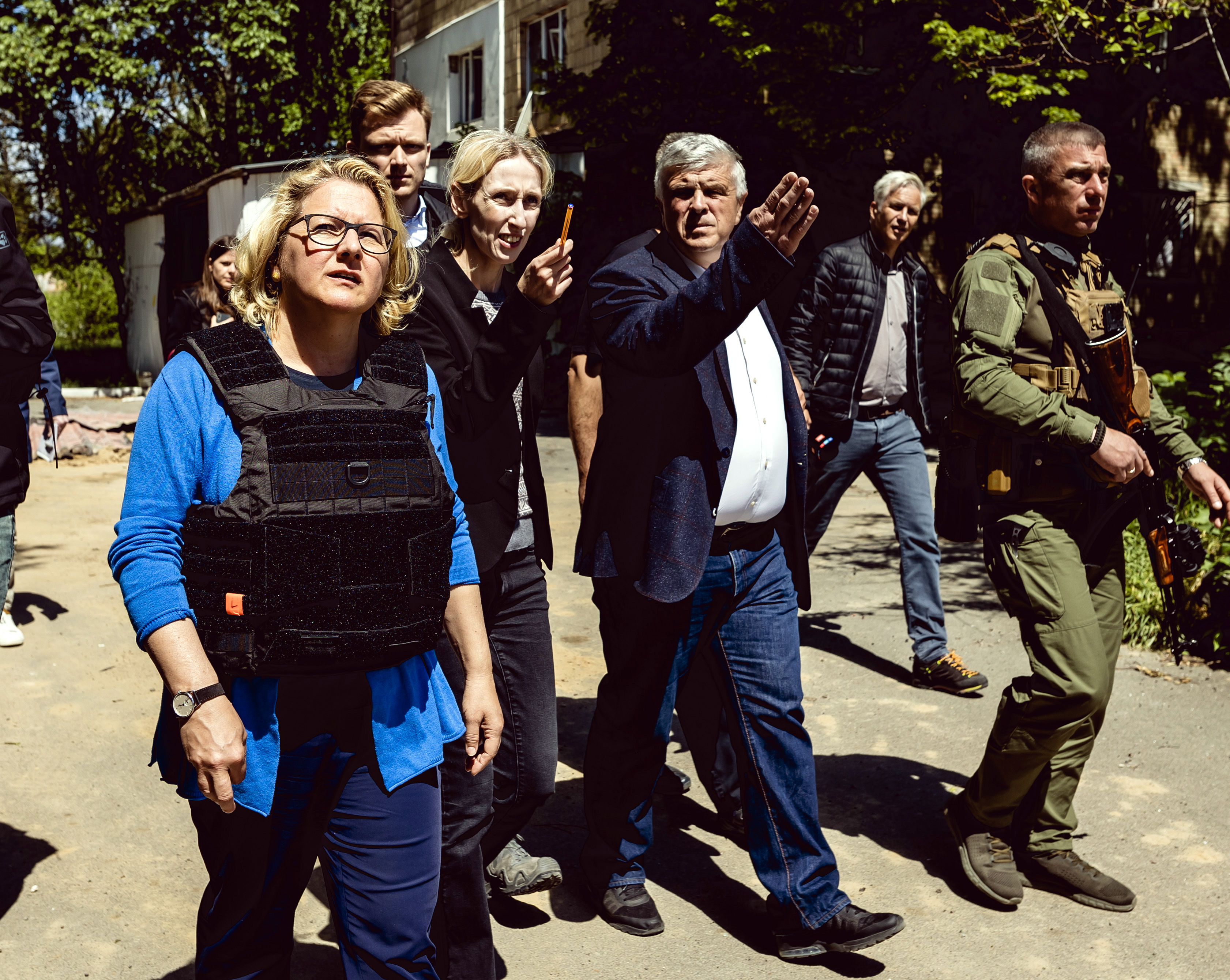 Borodyanka, 27.05.2022: Bundesentwicklungsministerin Svenja Schulze und der Bürgermeister von Borodyanka, Georgiy Yerko, besuchen die zerstörte Stadt.