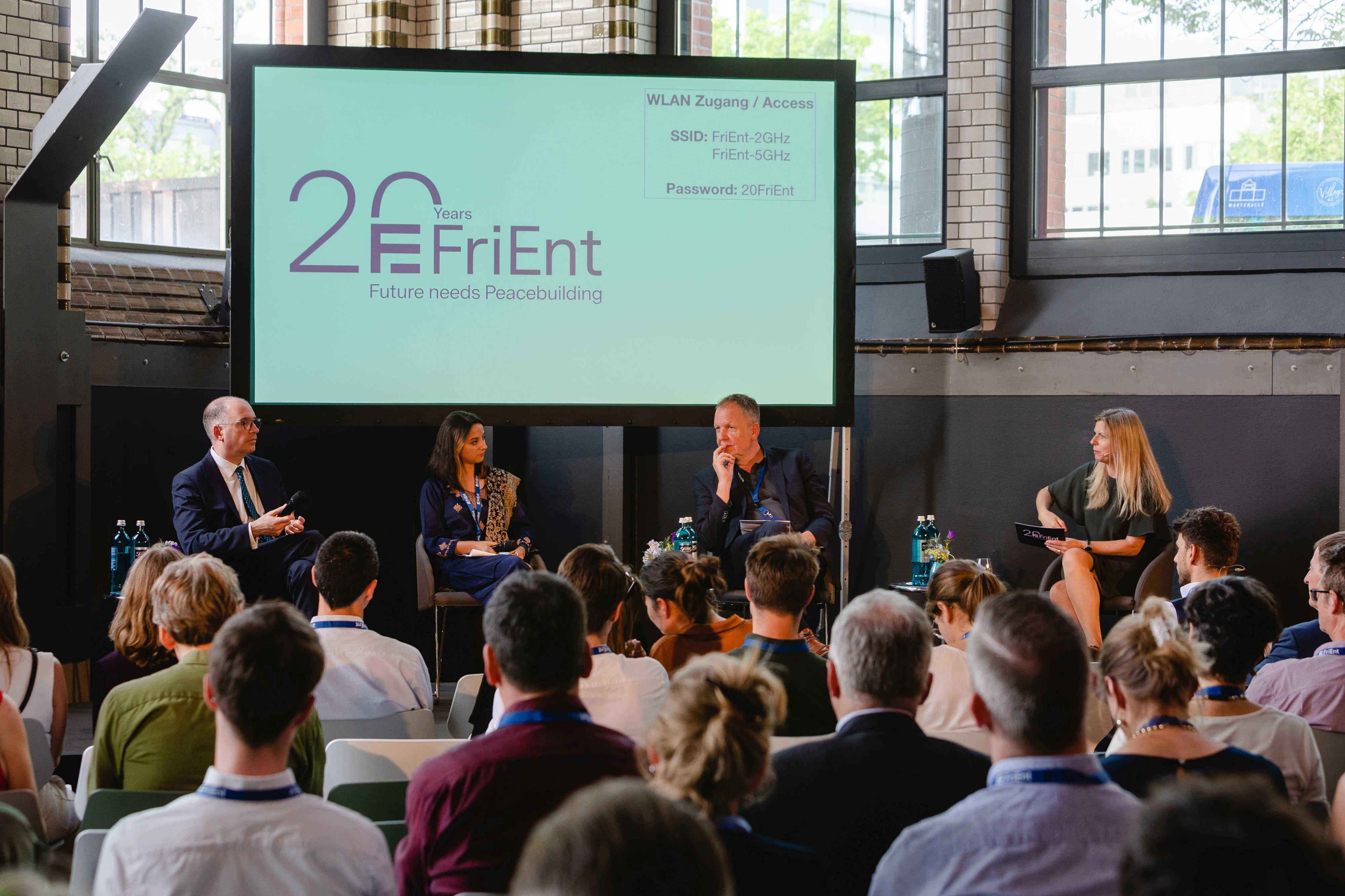 Podiumsdiskussion auf der Festveranstaltung zum 20-jährigem Bestehen der Arbeitsgemeinschaft Frieden und Entwicklung (FriEnt) im Berliner "Wasserwerk". Auf dem Podium diskutierten der Parlamentarische Staatssekretär Niels Annen, Rhea Mahanta (Civil Affairs Officer der UN-Mission im Süd-Sudan sowie Gründerin und Präsidentin von "The Peacebuilding Project") und Peter van Sluijs (Koordinator der Civil Society Platform for Peacebuilding and Statebuilding, CSPPS).